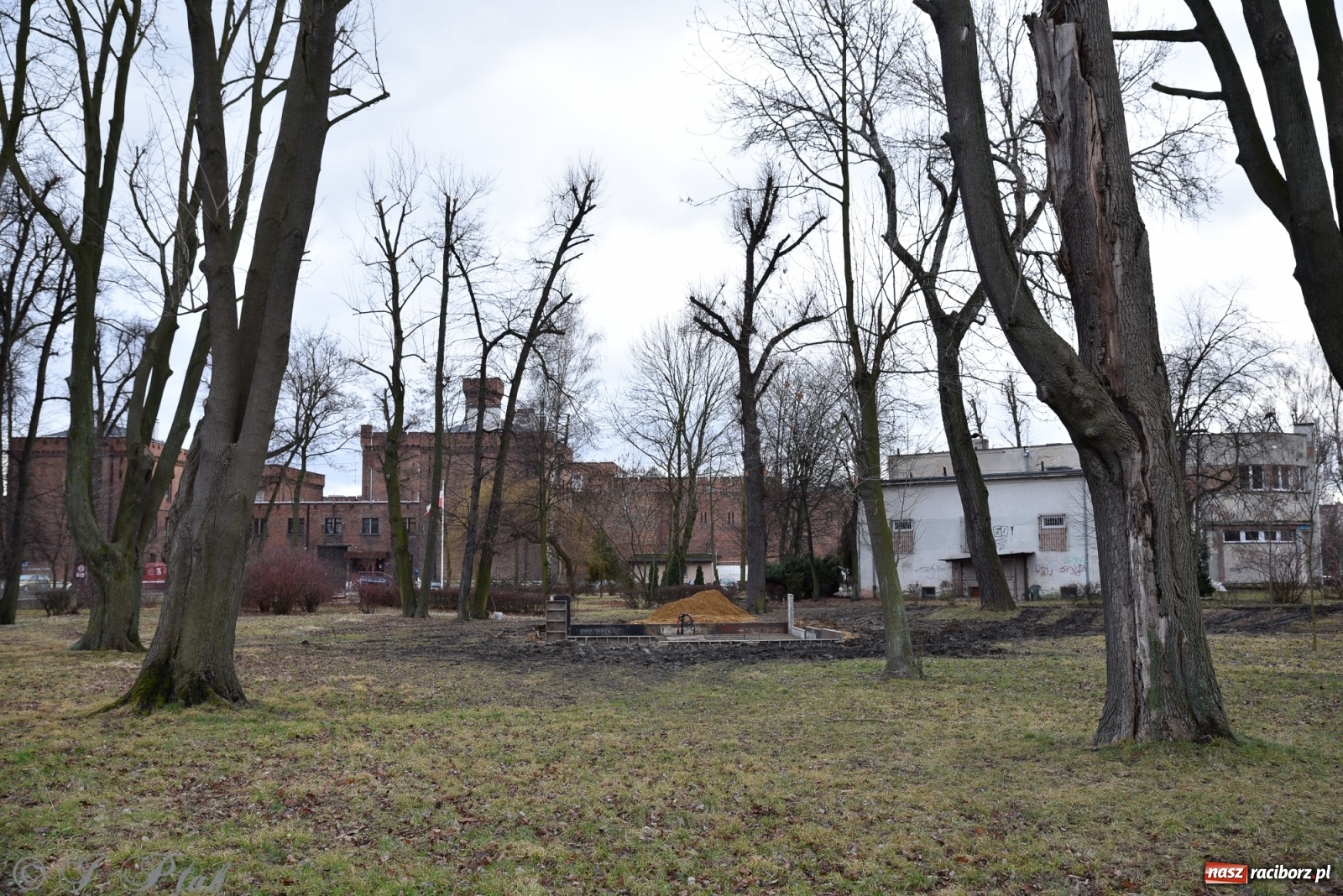 Zdjęcie w galerii na portalu naszraciborz.pl: Przy raciborskim Zakładzie Karnym powstaje pomnik Żołnierzy Wyklętych wiadomości z regionu