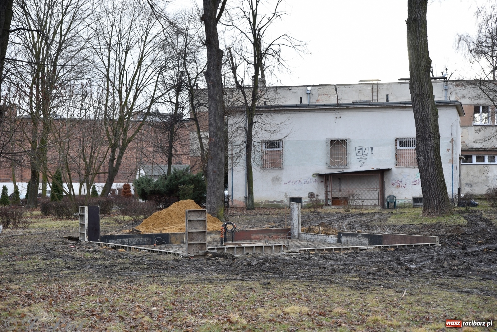 Zdjęcie w galerii na portalu naszraciborz.pl: Przy raciborskim Zakładzie Karnym powstaje pomnik Żołnierzy Wyklętych wiadomości z regionu