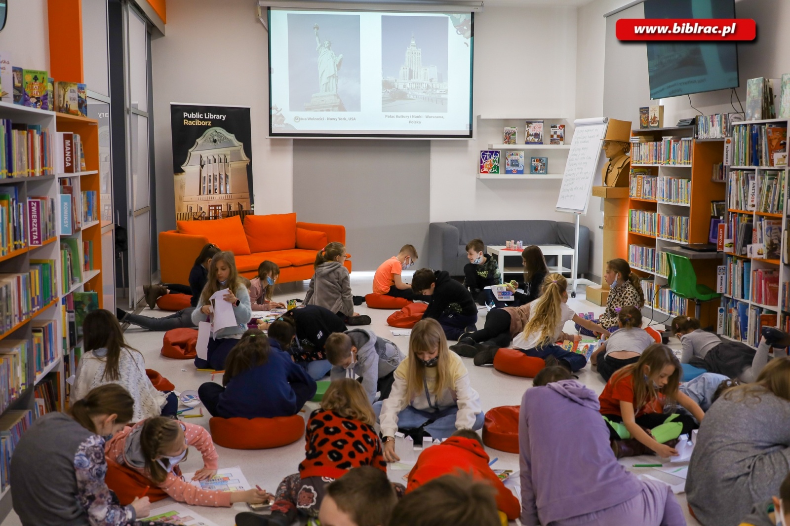 Zdjęcie w galerii na portalu naszraciborz.pl: Zajęcia o architekturze rozpoczęły Kulturalne Ferie z Biblioteką wiadomości z regionu