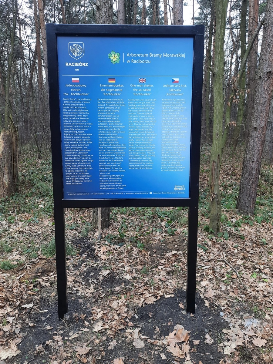 Zdjęcie w galerii na portalu naszraciborz.pl: Pamiątki militarne przy lesie Obora oznakowane wiadomości z regionu