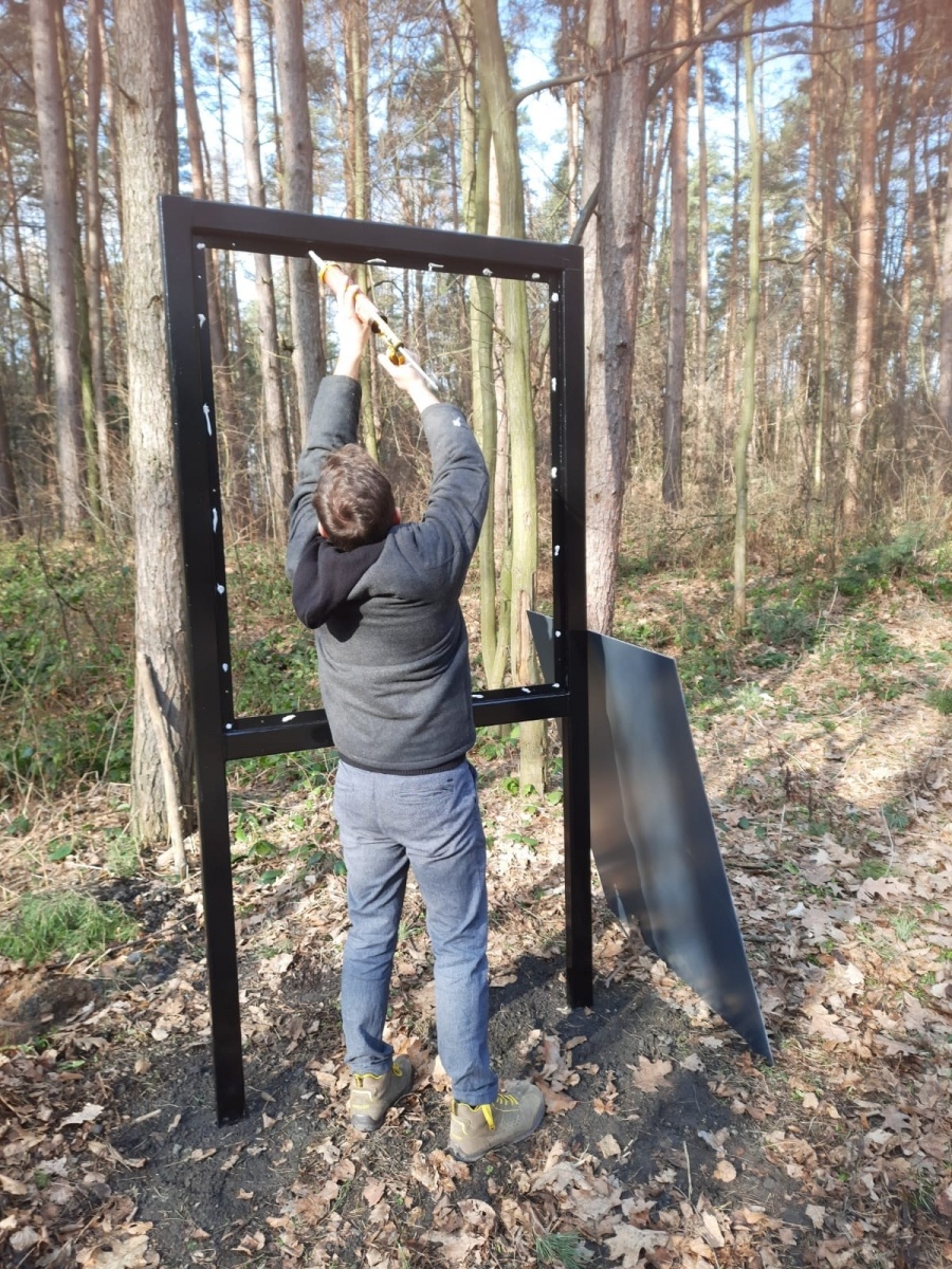 Zdjęcie w galerii na portalu naszraciborz.pl: Pamiątki militarne przy lesie Obora oznakowane wiadomości z regionu