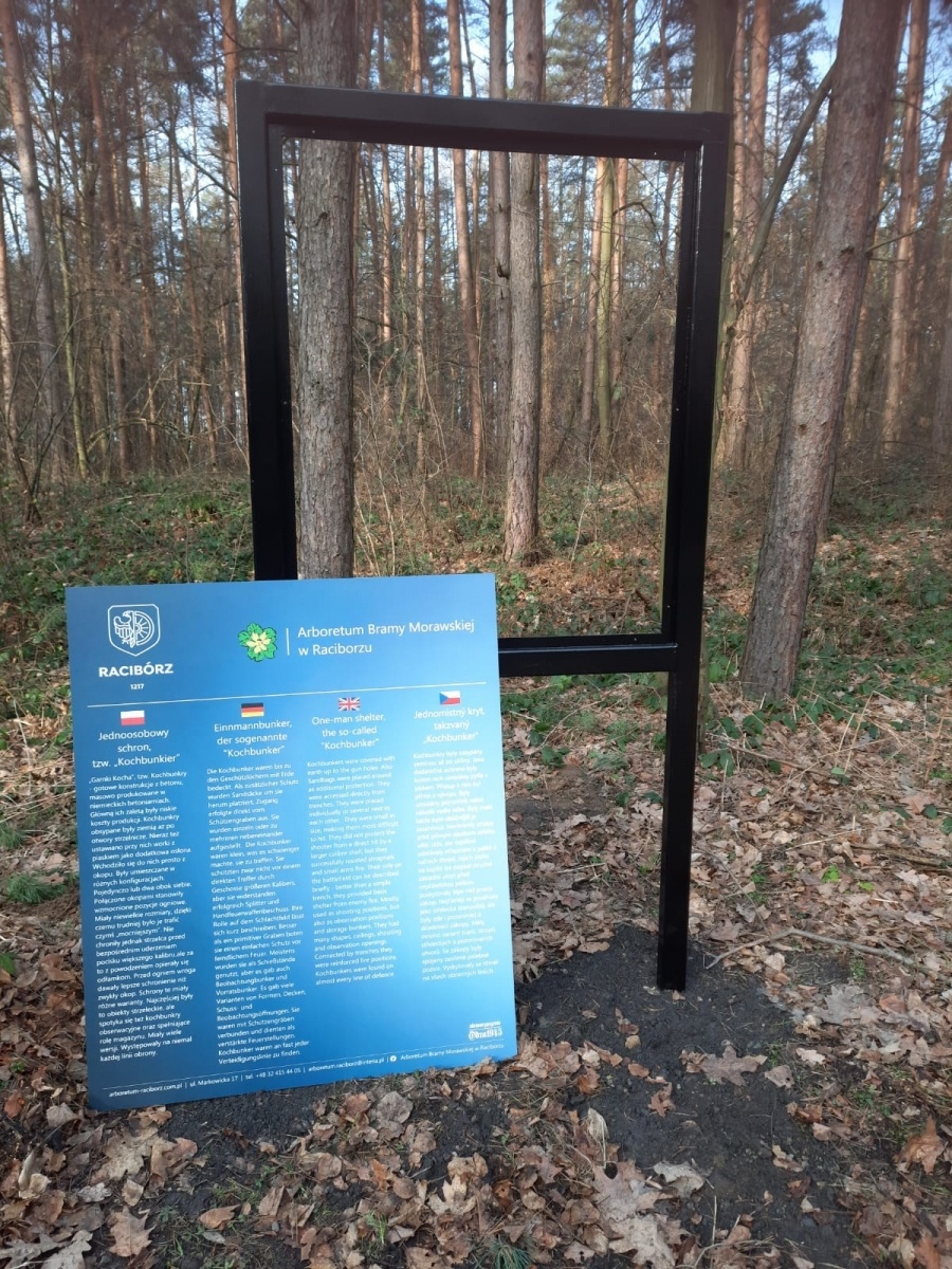 Zdjęcie w galerii na portalu naszraciborz.pl: Pamiątki militarne przy lesie Obora oznakowane wiadomości z regionu