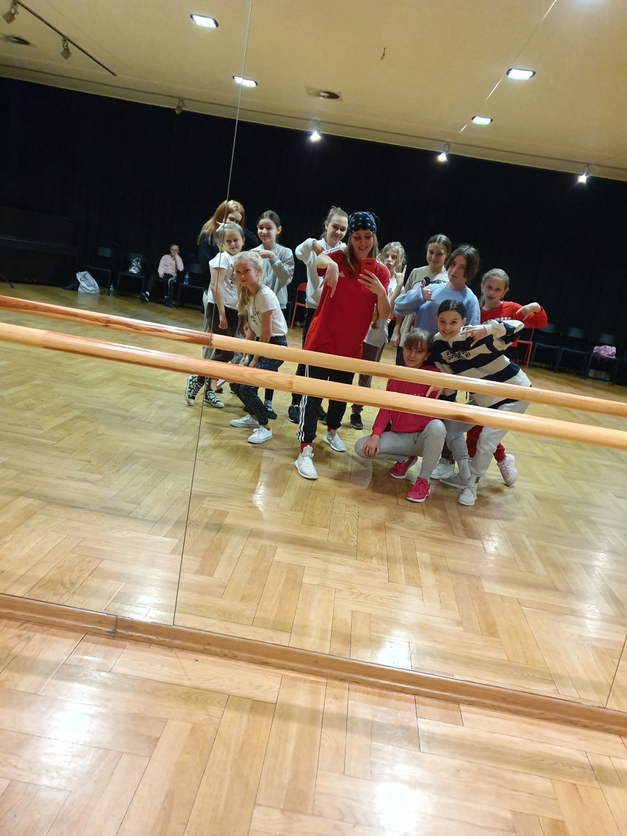 Zdjęcie w galerii na portalu naszraciborz.pl: Rzeźba, krosno i taniec. Ferie z RCK wiadomości z regionu