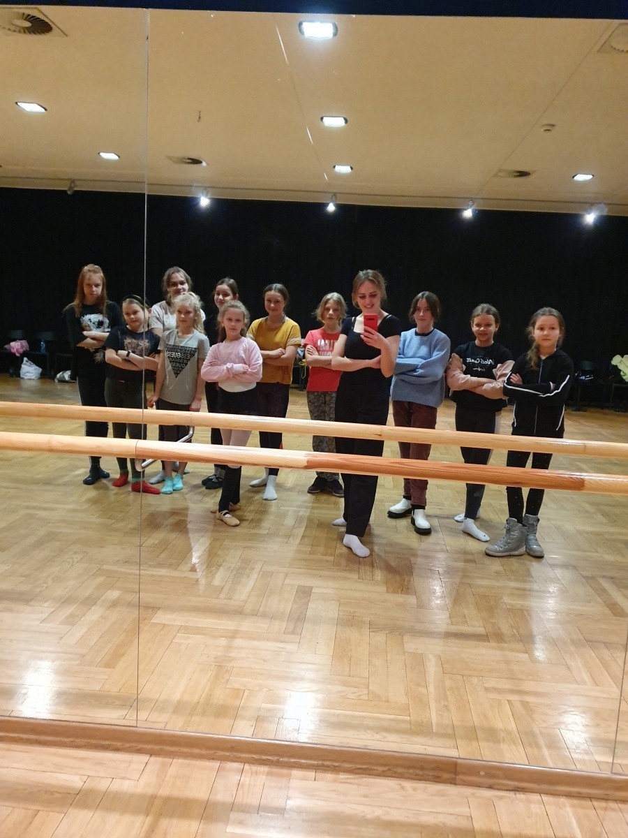 Zdjęcie w galerii na portalu naszraciborz.pl: Rzeźba, krosno i taniec. Ferie z RCK wiadomości z regionu