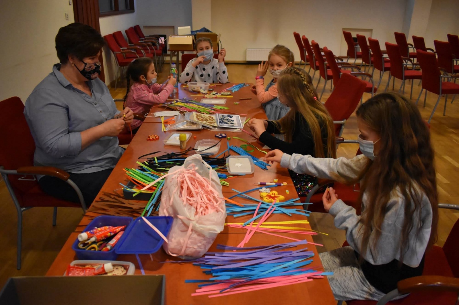 Zdjęcie w galerii na portalu naszraciborz.pl: Ferie Zimowe 2022 na zamku. Kwiatki z papieru – quilling wiadomości z regionu