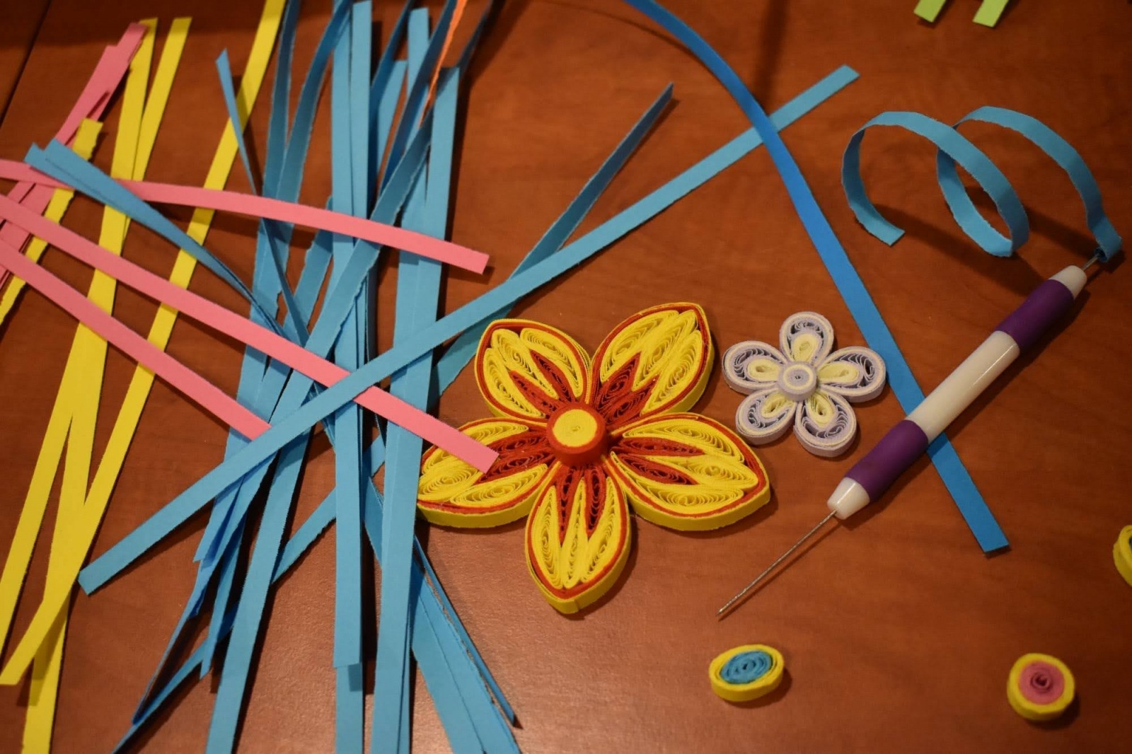 Zdjęcie w galerii na portalu naszraciborz.pl: Ferie Zimowe 2022 na zamku. Kwiatki z papieru – quilling wiadomości z regionu