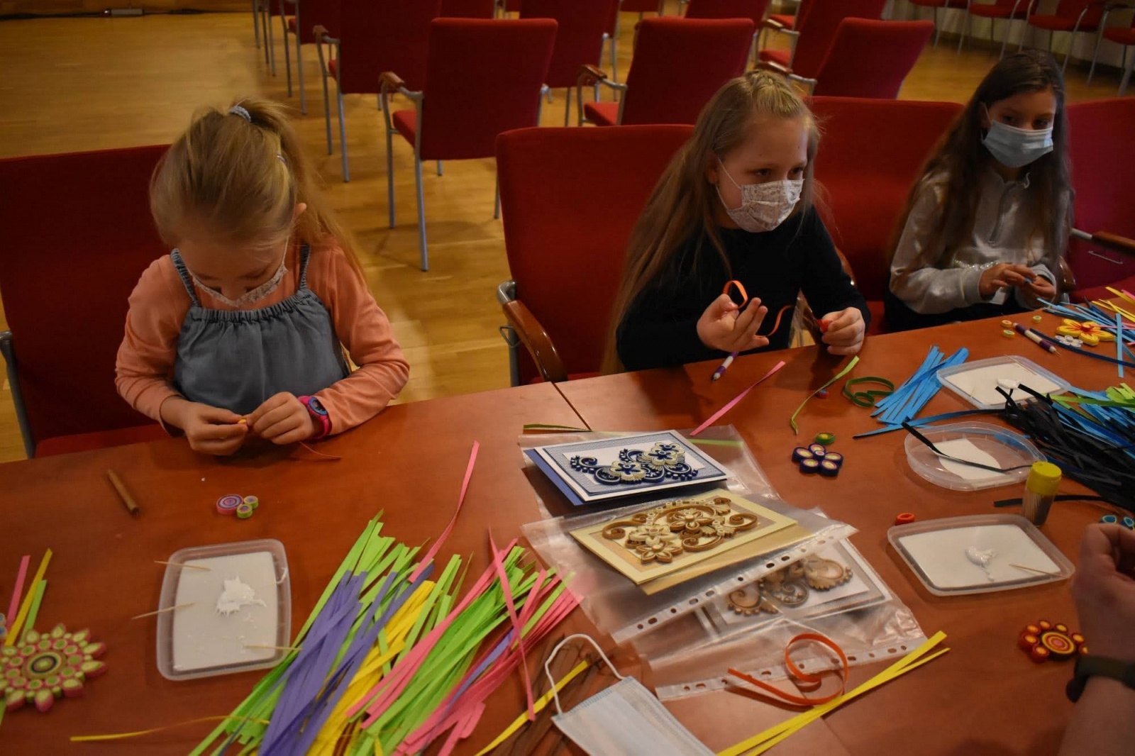 Zdjęcie w galerii na portalu naszraciborz.pl: Ferie Zimowe 2022 na zamku. Kwiatki z papieru – quilling wiadomości z regionu