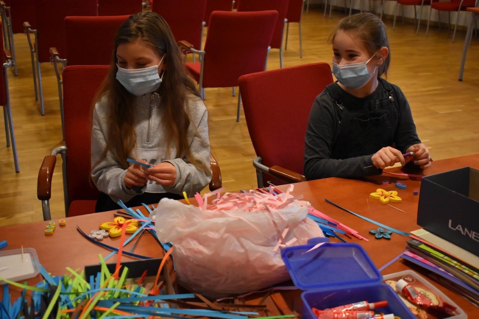 Zdjęcie w galerii na portalu naszraciborz.pl: Ferie Zimowe 2022 na zamku. Kwiatki z papieru – quilling wiadomości z regionu