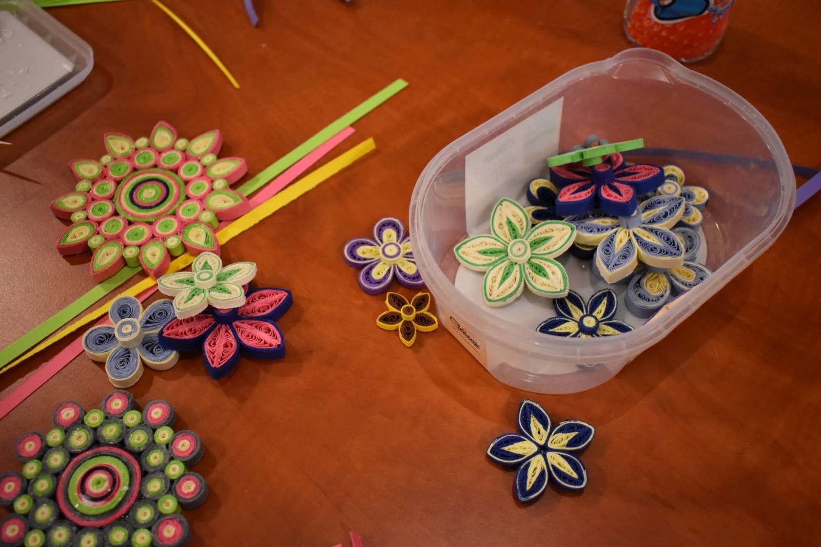 Zdjęcie w galerii na portalu naszraciborz.pl: Ferie Zimowe 2022 na zamku. Kwiatki z papieru – quilling wiadomości z regionu