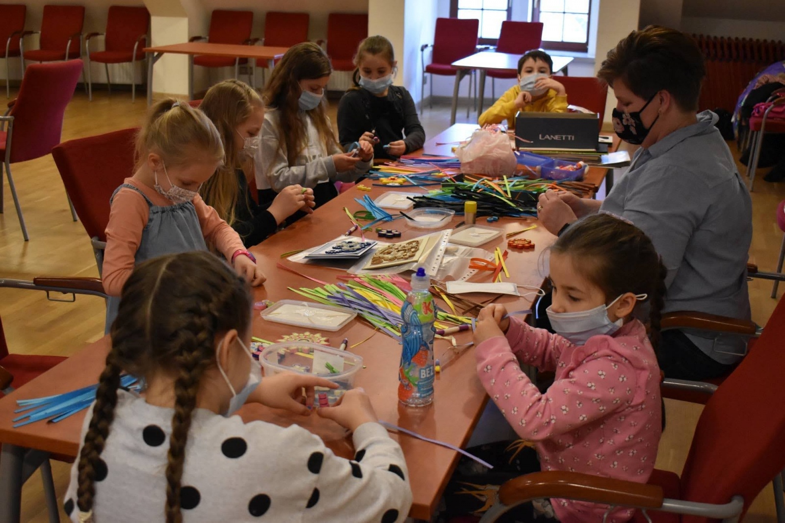 Zdjęcie w galerii na portalu naszraciborz.pl: Ferie Zimowe 2022 na zamku. Kwiatki z papieru – quilling wiadomości z regionu