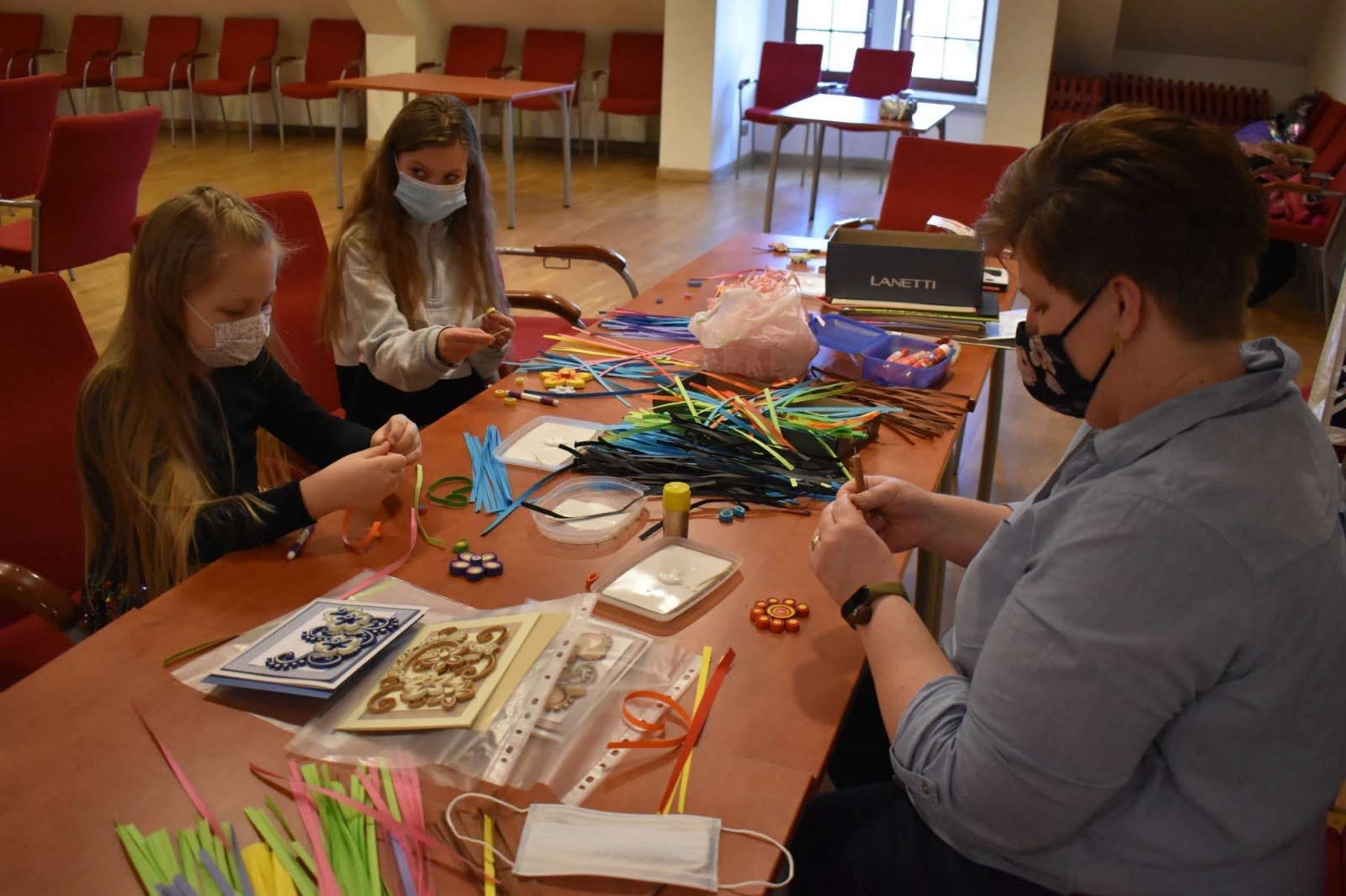 Zdjęcie w galerii na portalu naszraciborz.pl: Ferie Zimowe 2022 na zamku. Kwiatki z papieru – quilling wiadomości z regionu
