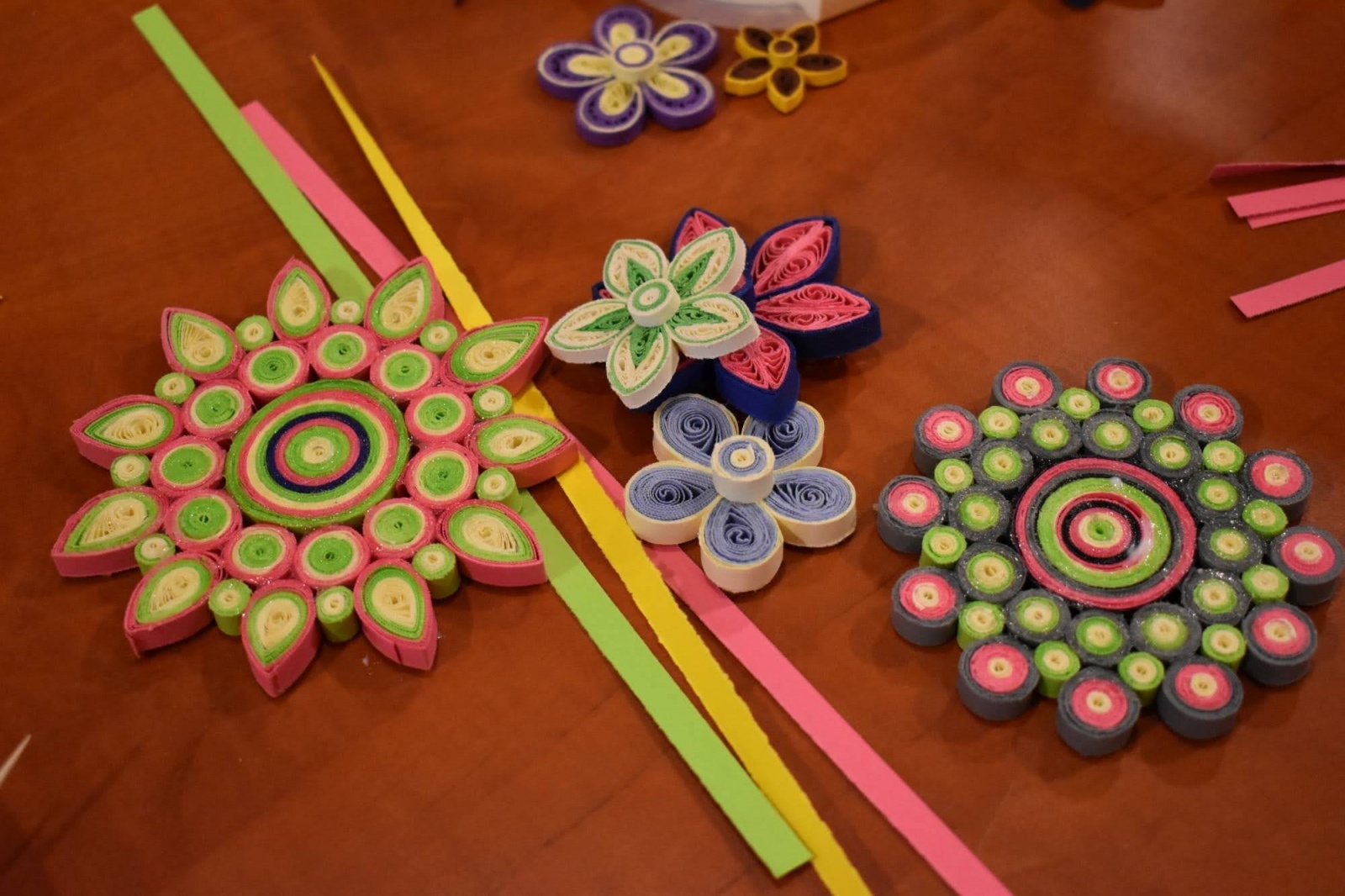 Zdjęcie w galerii na portalu naszraciborz.pl: Ferie Zimowe 2022 na zamku. Kwiatki z papieru – quilling wiadomości z regionu