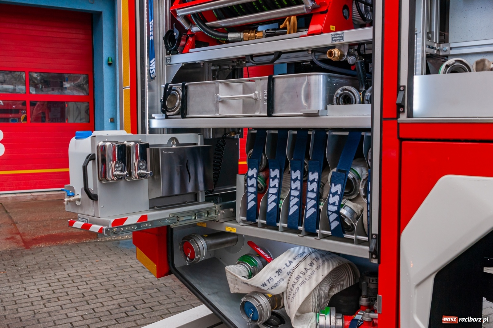Zdjęcie w galerii na portalu naszraciborz.pl: Raciborscy strażacy pochwalili się nowymi wozami bojowymi [FOTO i WIDEO] wiadomości z regionu