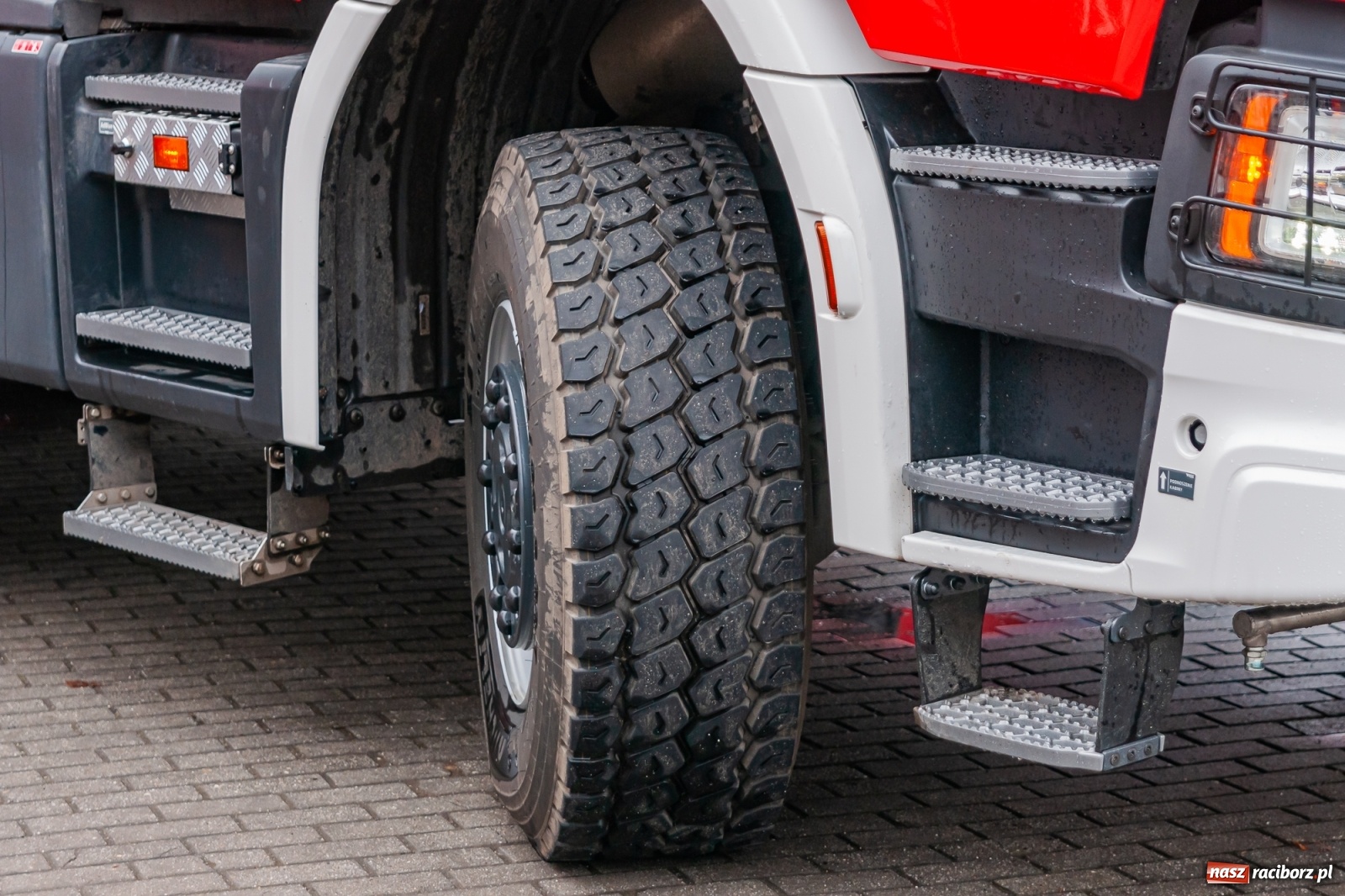 Zdjęcie w galerii na portalu naszraciborz.pl: Raciborscy strażacy pochwalili się nowymi wozami bojowymi [FOTO i WIDEO] wiadomości z regionu