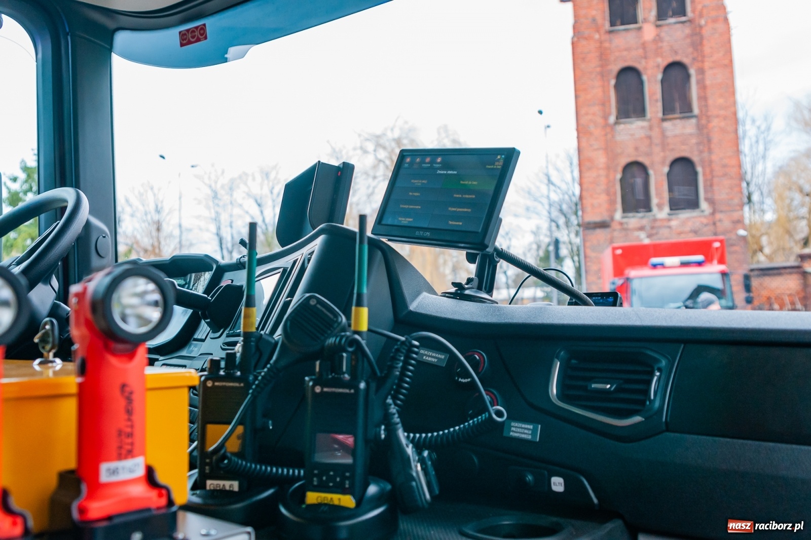 Zdjęcie w galerii na portalu naszraciborz.pl: Raciborscy strażacy pochwalili się nowymi wozami bojowymi [FOTO i WIDEO] wiadomości z regionu