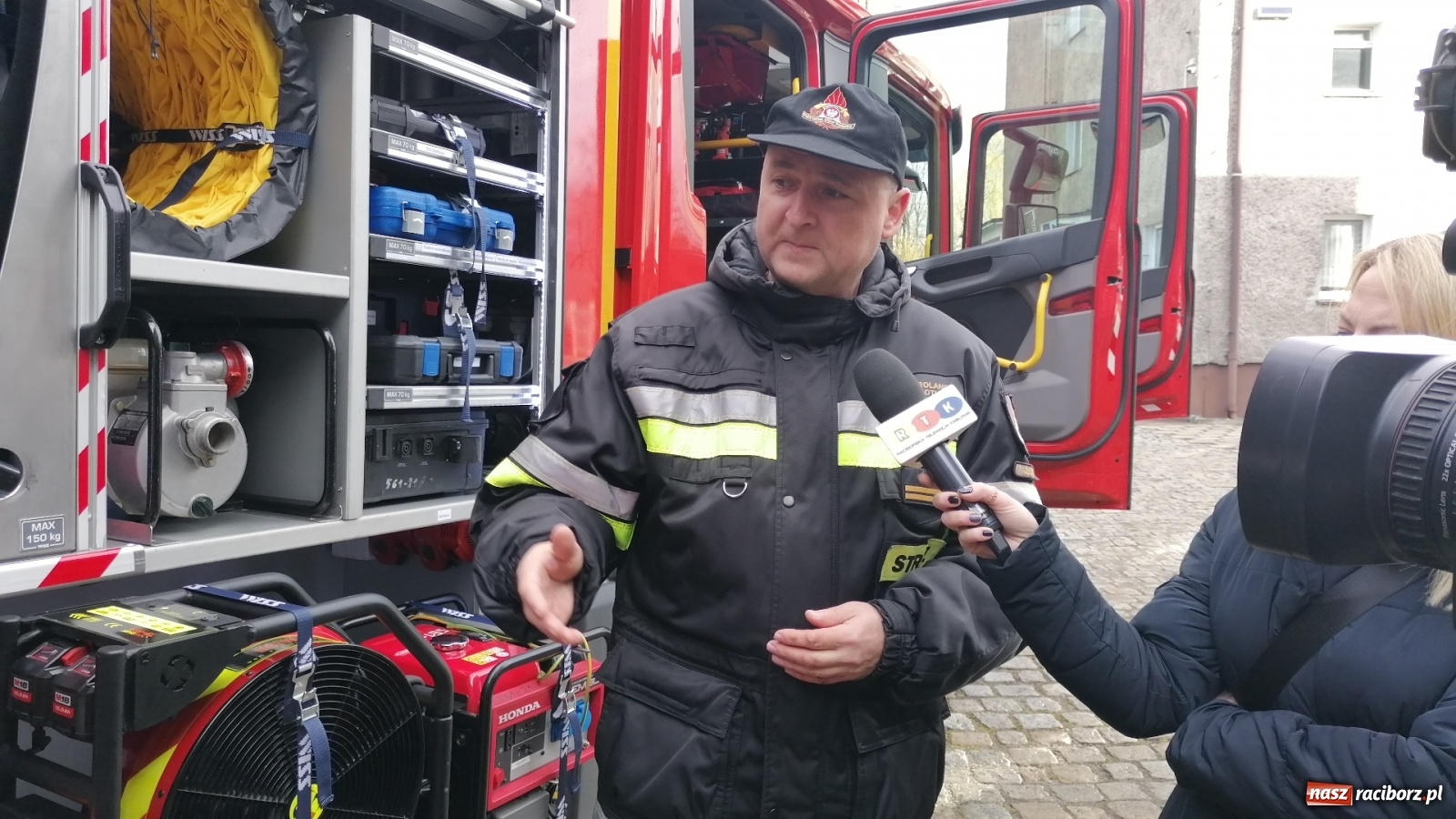 Zdjęcie w galerii na portalu naszraciborz.pl: Raciborscy strażacy pochwalili się nowymi wozami bojowymi [FOTO i WIDEO] wiadomości z regionu