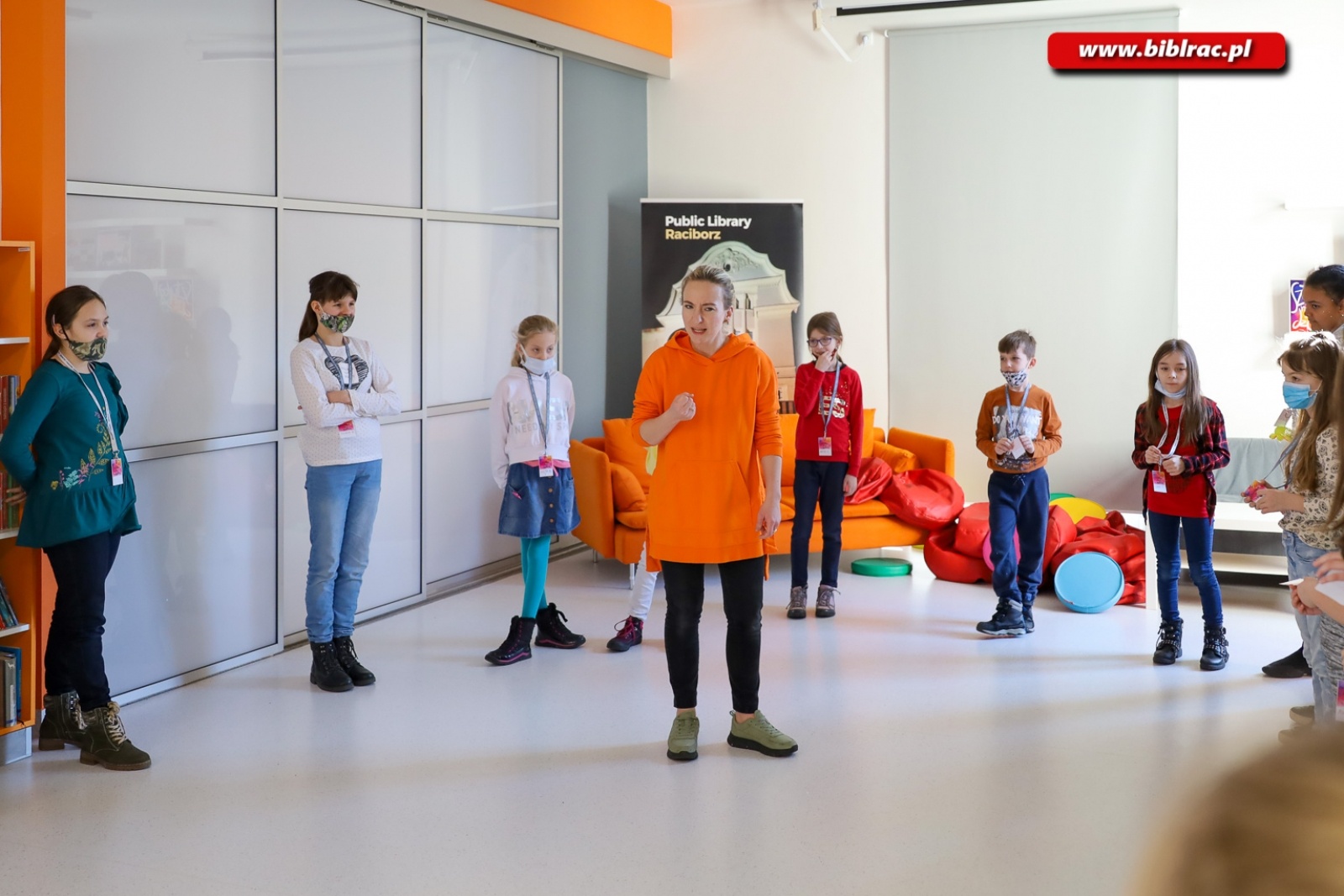 Zdjęcie w galerii na portalu naszraciborz.pl: Księżniczka, rycerz i smok, czyli teatr w bibliotece wiadomości z regionu