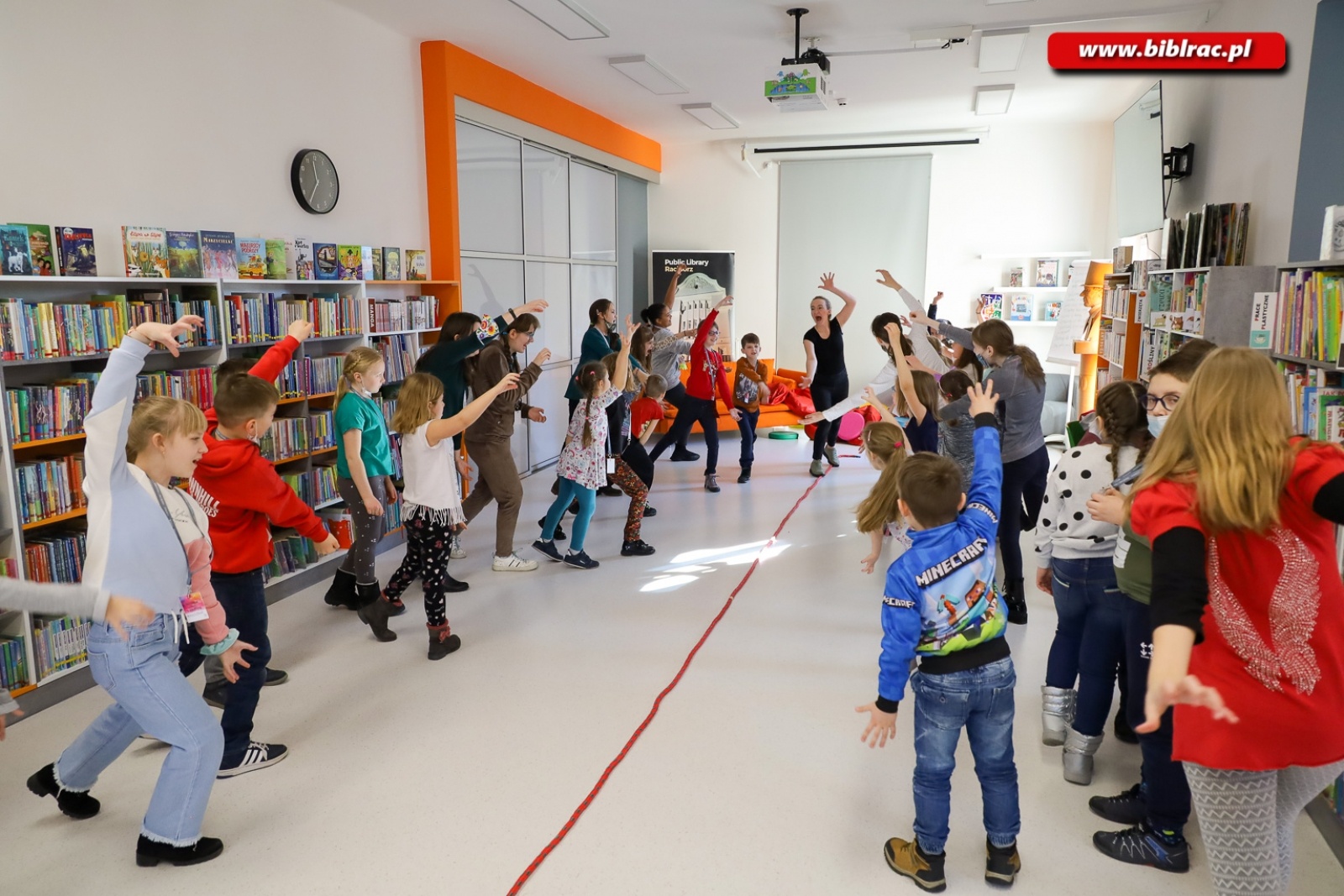 Zdjęcie w galerii na portalu naszraciborz.pl: Księżniczka, rycerz i smok, czyli teatr w bibliotece wiadomości z regionu