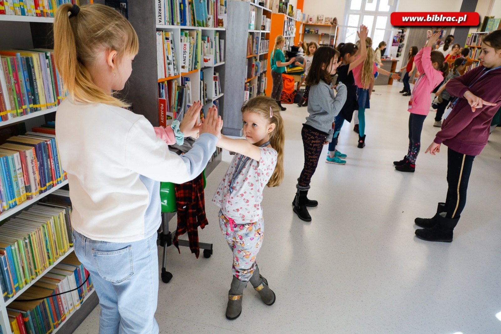Zdjęcie w galerii na portalu naszraciborz.pl: Księżniczka, rycerz i smok, czyli teatr w bibliotece wiadomości z regionu