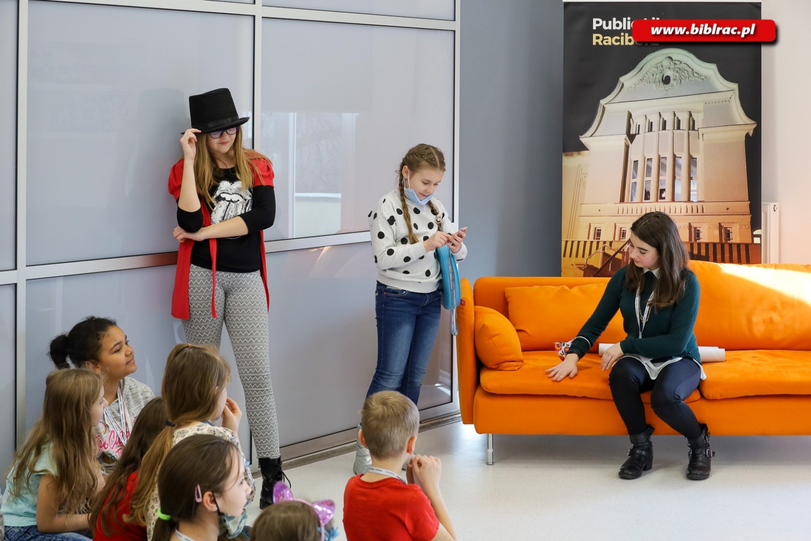 Zdjęcie w galerii na portalu naszraciborz.pl: Księżniczka, rycerz i smok, czyli teatr w bibliotece wiadomości z regionu