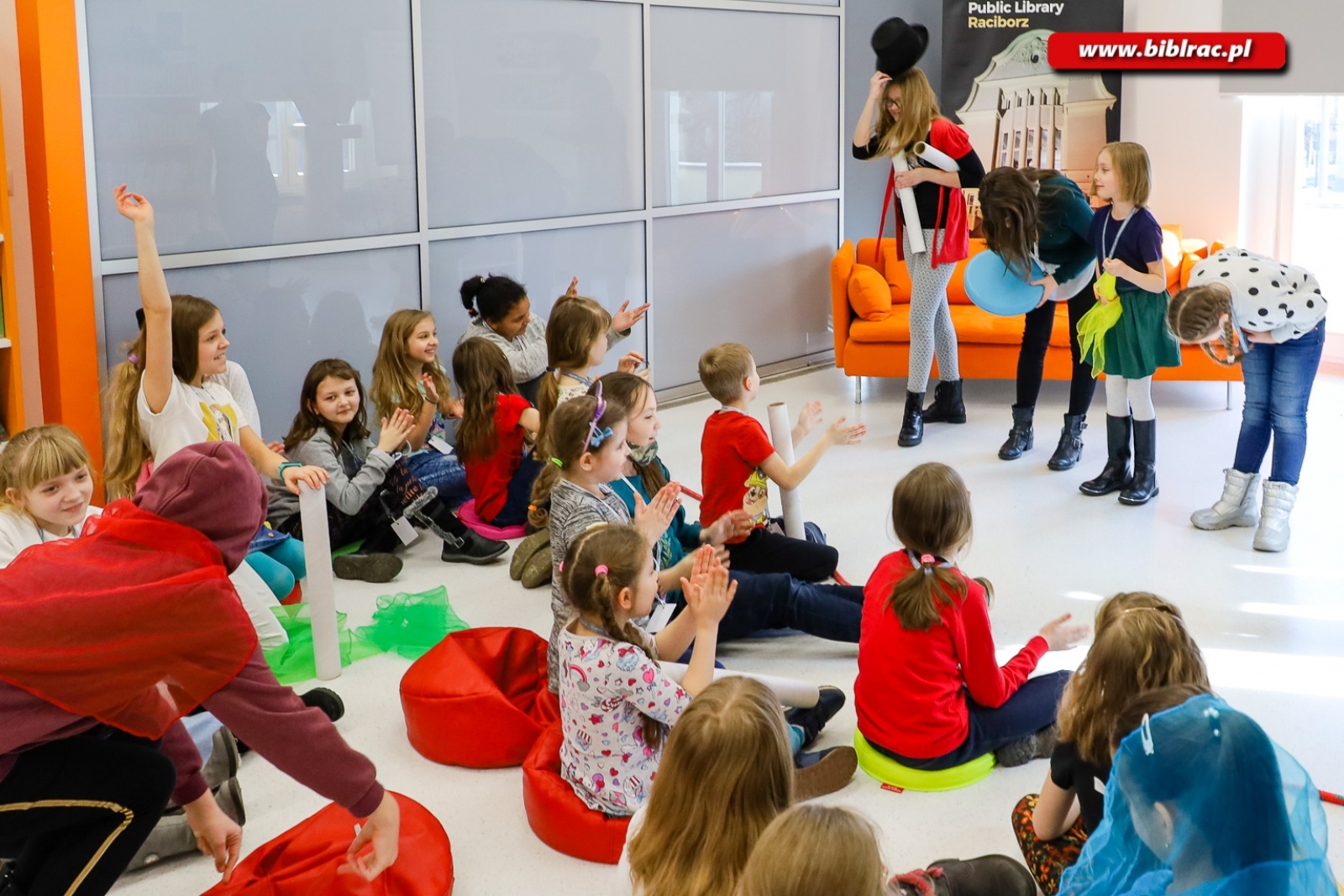 Zdjęcie w galerii na portalu naszraciborz.pl: Księżniczka, rycerz i smok, czyli teatr w bibliotece wiadomości z regionu