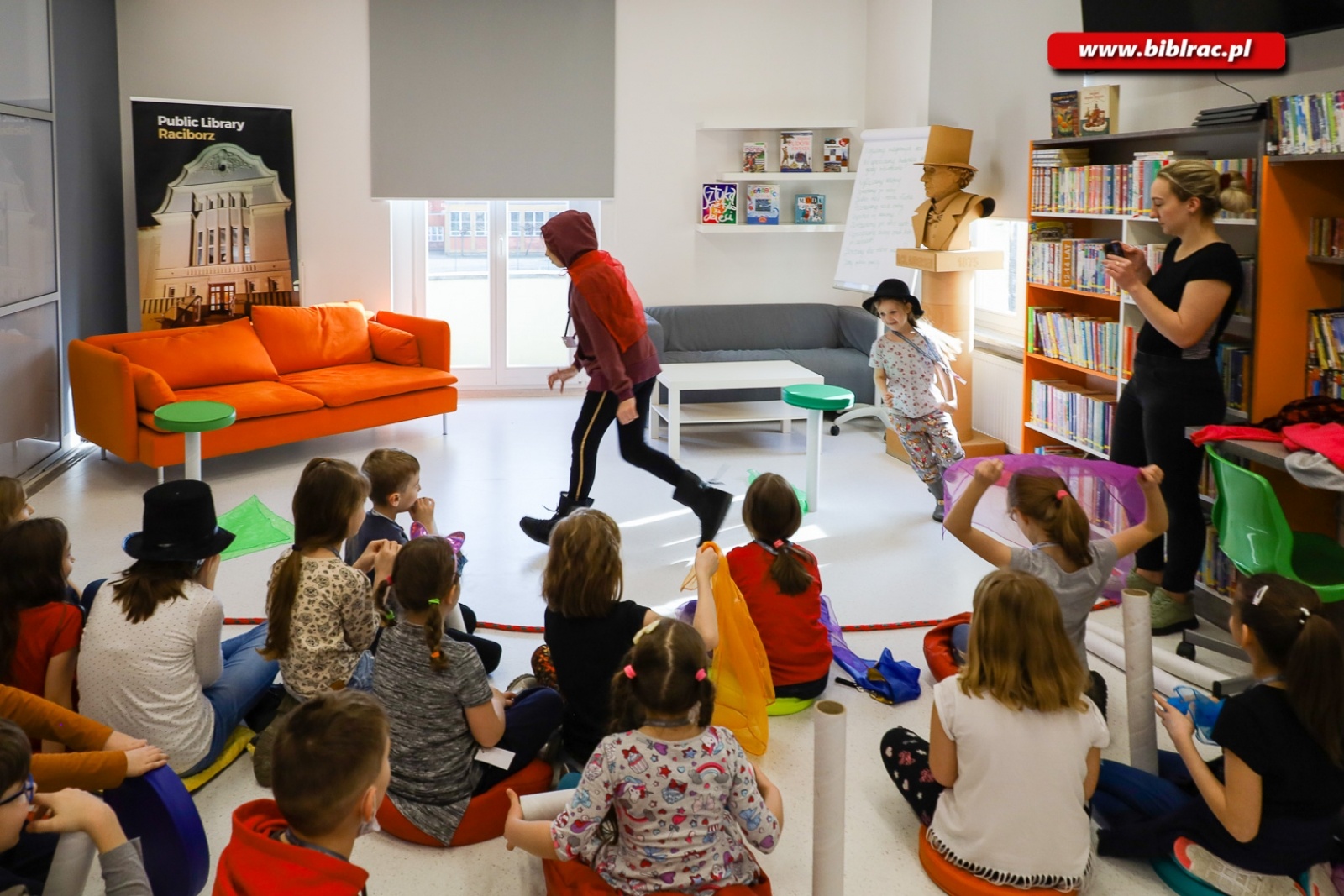 Zdjęcie w galerii na portalu naszraciborz.pl: Księżniczka, rycerz i smok, czyli teatr w bibliotece wiadomości z regionu