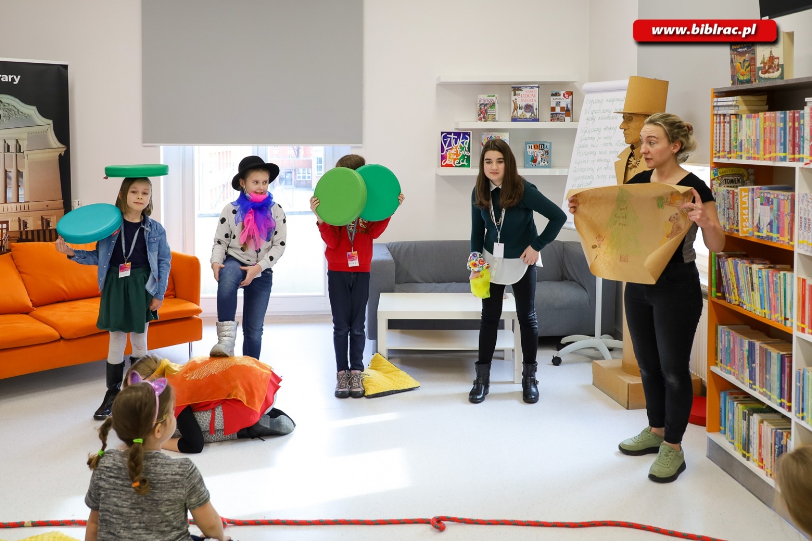 Zdjęcie w galerii na portalu naszraciborz.pl: Księżniczka, rycerz i smok, czyli teatr w bibliotece wiadomości z regionu