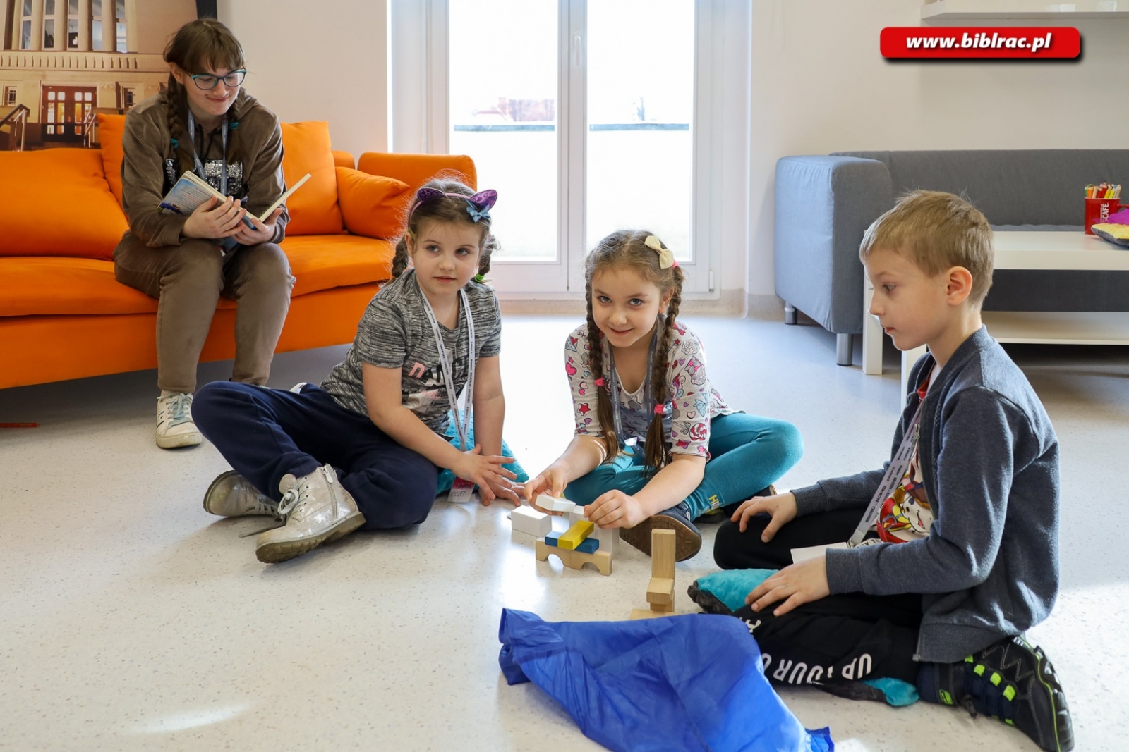 Zdjęcie w galerii na portalu naszraciborz.pl: Księżniczka, rycerz i smok, czyli teatr w bibliotece wiadomości z regionu