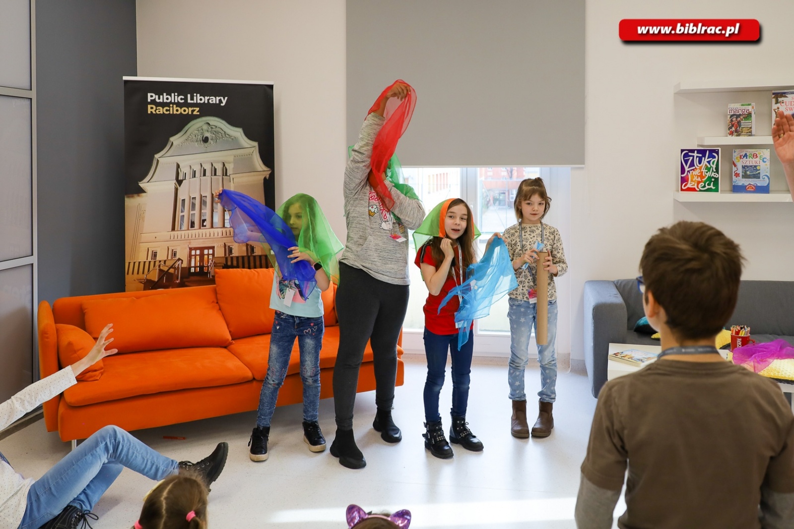 Zdjęcie w galerii na portalu naszraciborz.pl: Księżniczka, rycerz i smok, czyli teatr w bibliotece wiadomości z regionu