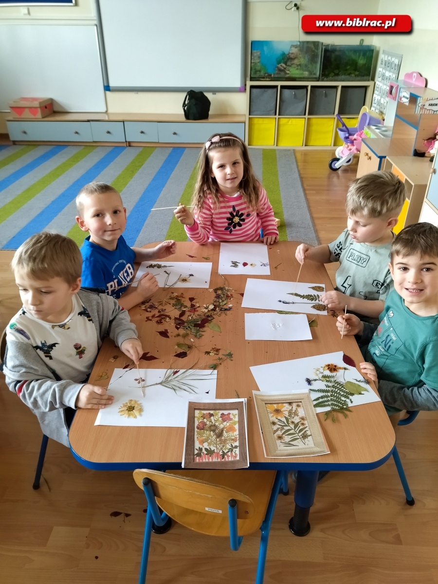 Zdjęcie w galerii na portalu naszraciborz.pl: Obrazki z kwiatów podczas Kulturalnych Ferii z Biblioteką w Markowicach wiadomości z regionu