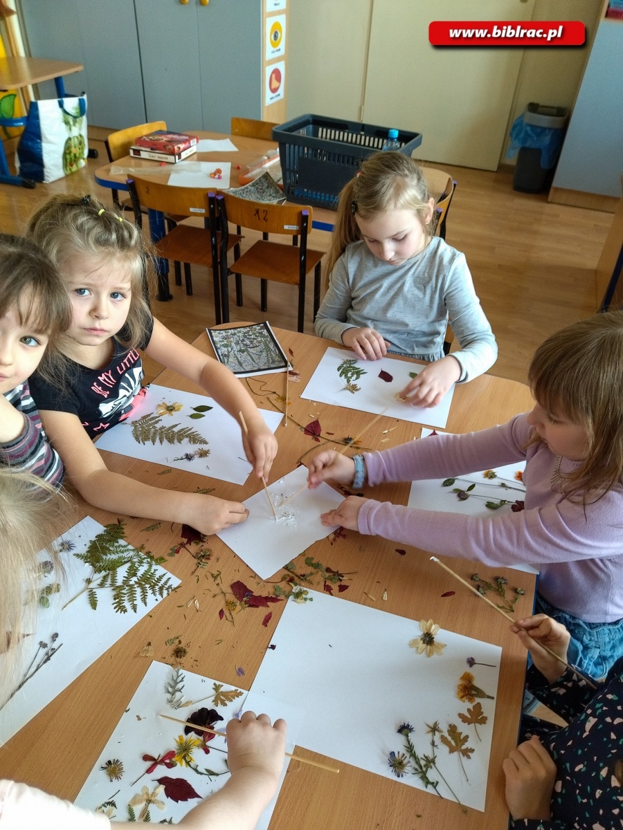 Zdjęcie w galerii na portalu naszraciborz.pl: Obrazki z kwiatów podczas Kulturalnych Ferii z Biblioteką w Markowicach wiadomości z regionu