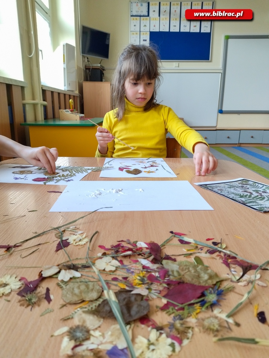 Zdjęcie w galerii na portalu naszraciborz.pl: Obrazki z kwiatów podczas Kulturalnych Ferii z Biblioteką w Markowicach wiadomości z regionu