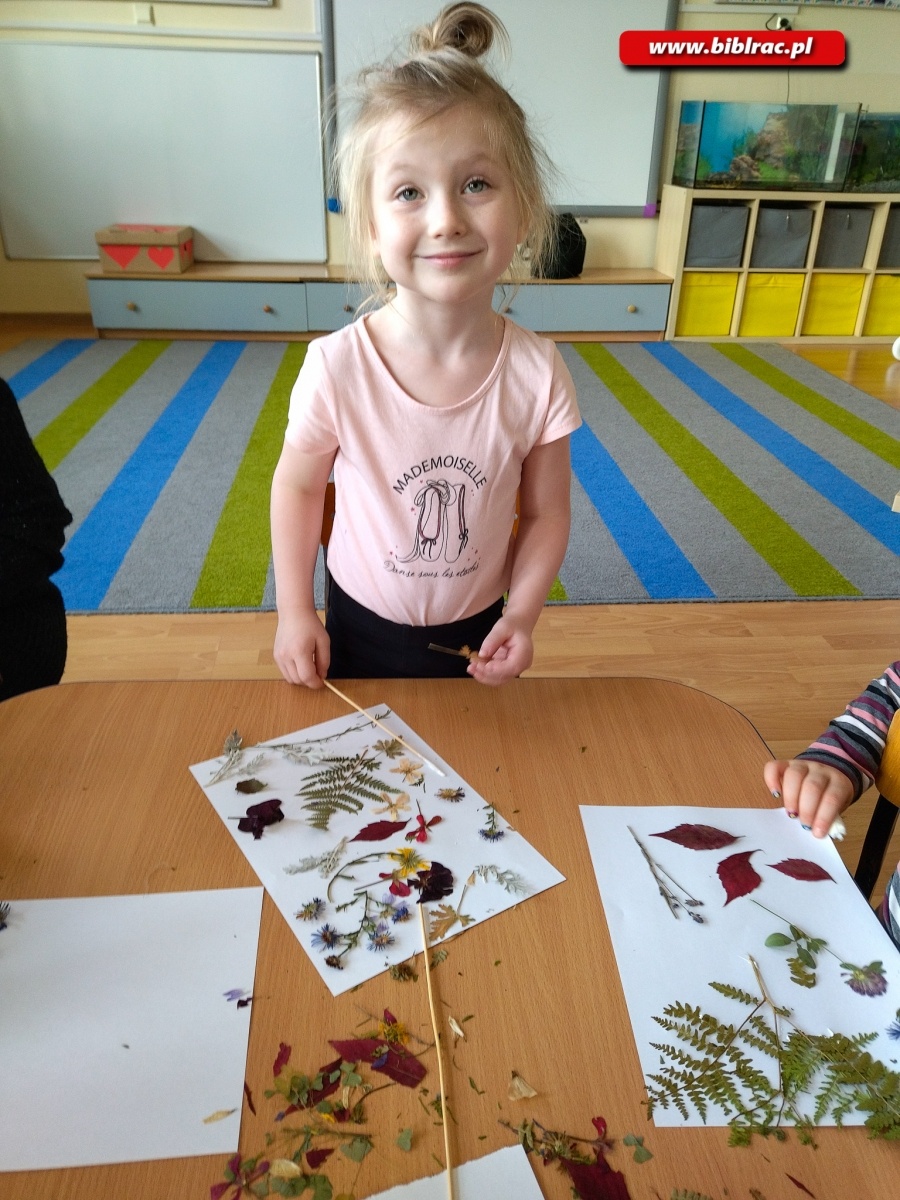 Zdjęcie w galerii na portalu naszraciborz.pl: Obrazki z kwiatów podczas Kulturalnych Ferii z Biblioteką w Markowicach wiadomości z regionu