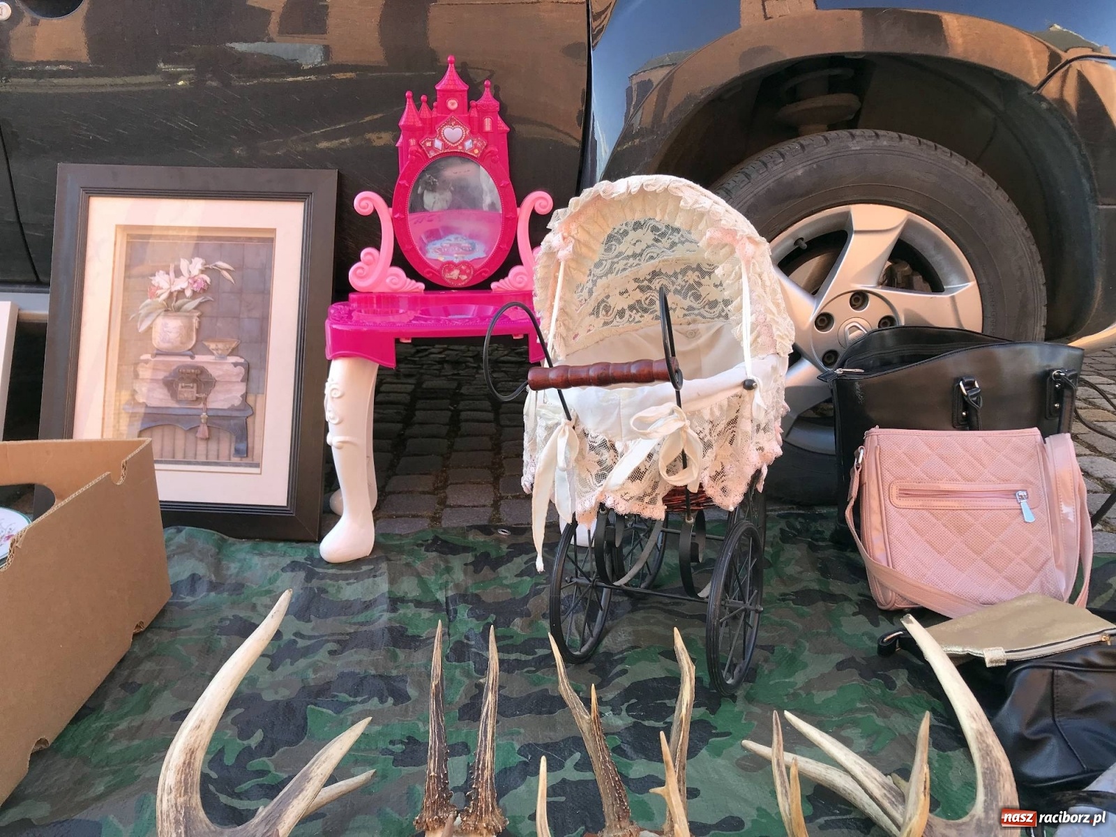 Zdjęcie w galerii na portalu naszraciborz.pl: Na raciborski targ staroci wraca frekwencja wiadomości z regionu