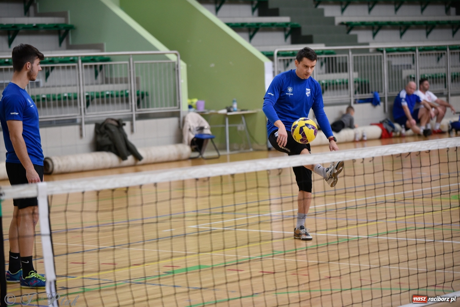 Zdjęcie w galerii na portalu naszraciborz.pl: Turniej siatkonogi w Arenie Rafako [FOTO] wiadomości z regionu