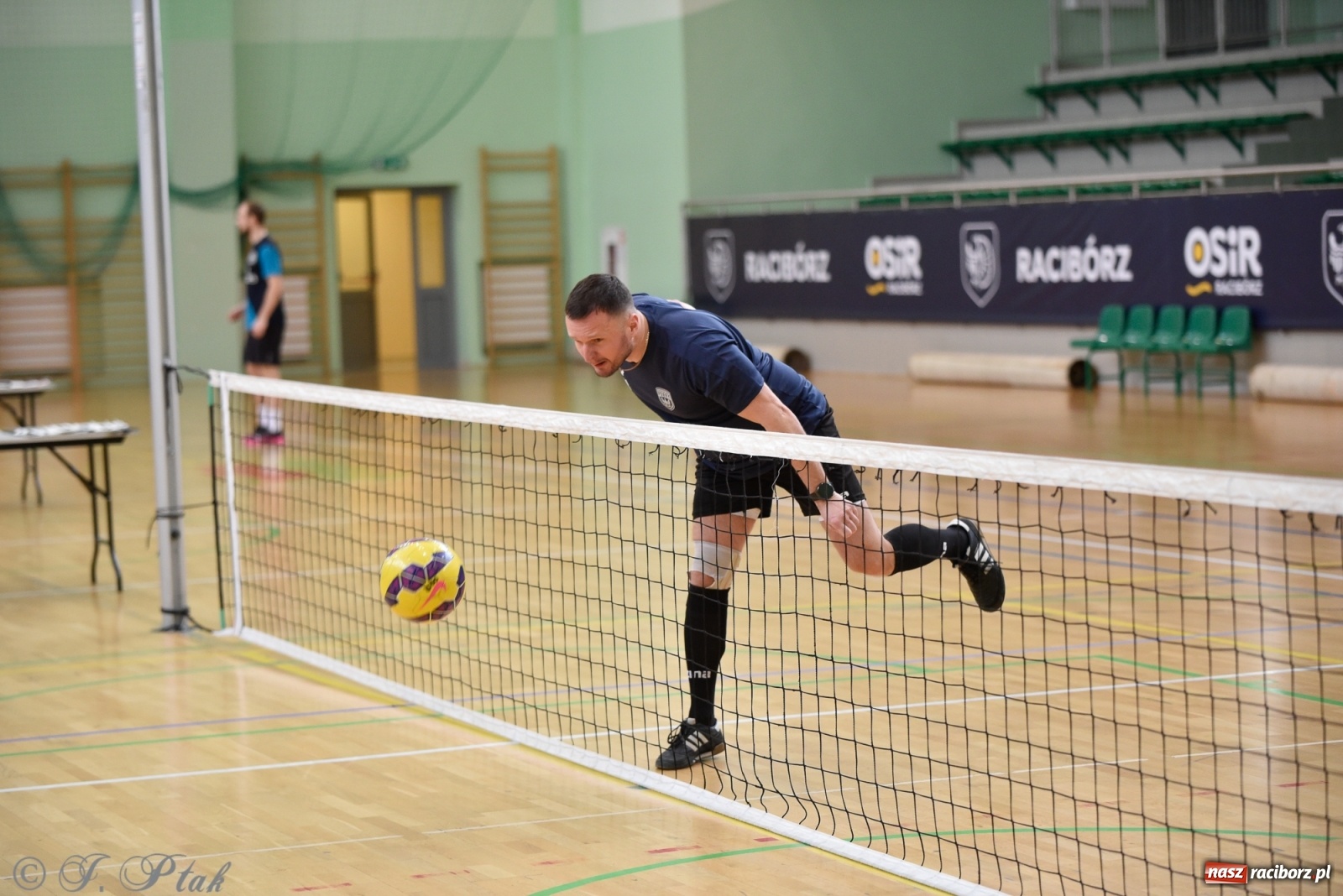 Zdjęcie w galerii na portalu naszraciborz.pl: Turniej siatkonogi w Arenie Rafako [FOTO] wiadomości z regionu