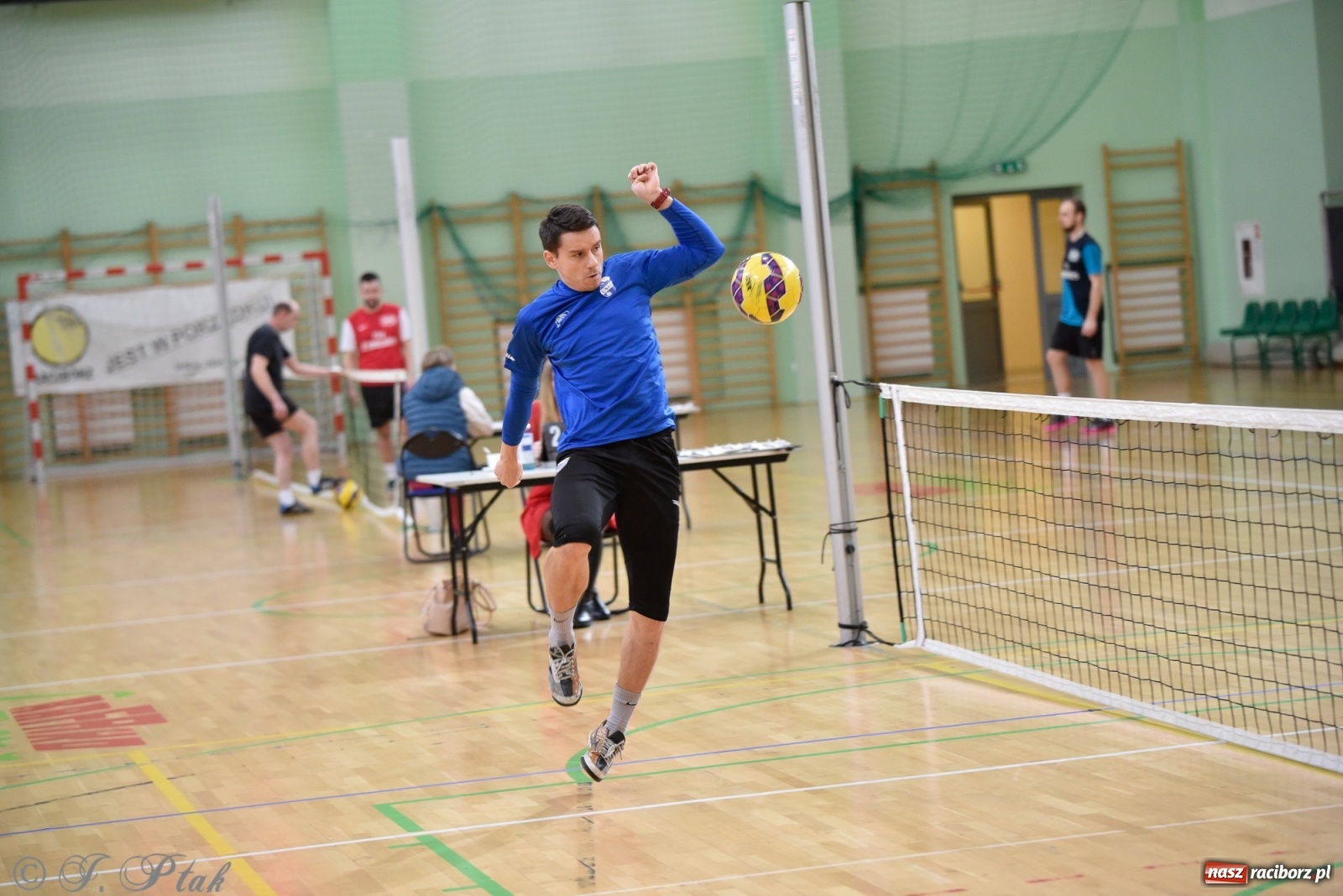Zdjęcie w galerii na portalu naszraciborz.pl: Turniej siatkonogi w Arenie Rafako [FOTO] wiadomości z regionu