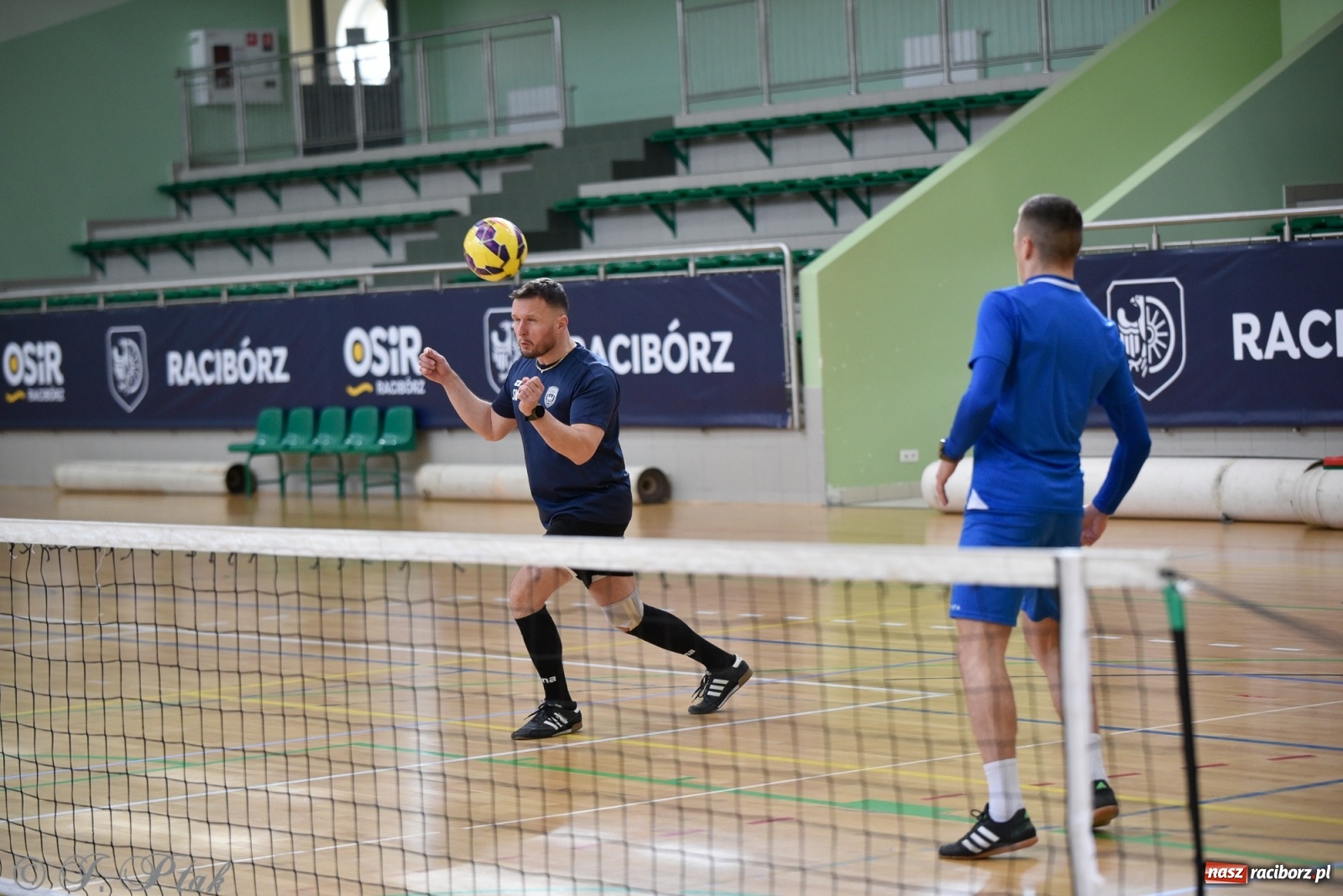 Zdjęcie w galerii na portalu naszraciborz.pl: Turniej siatkonogi w Arenie Rafako [FOTO] wiadomości z regionu