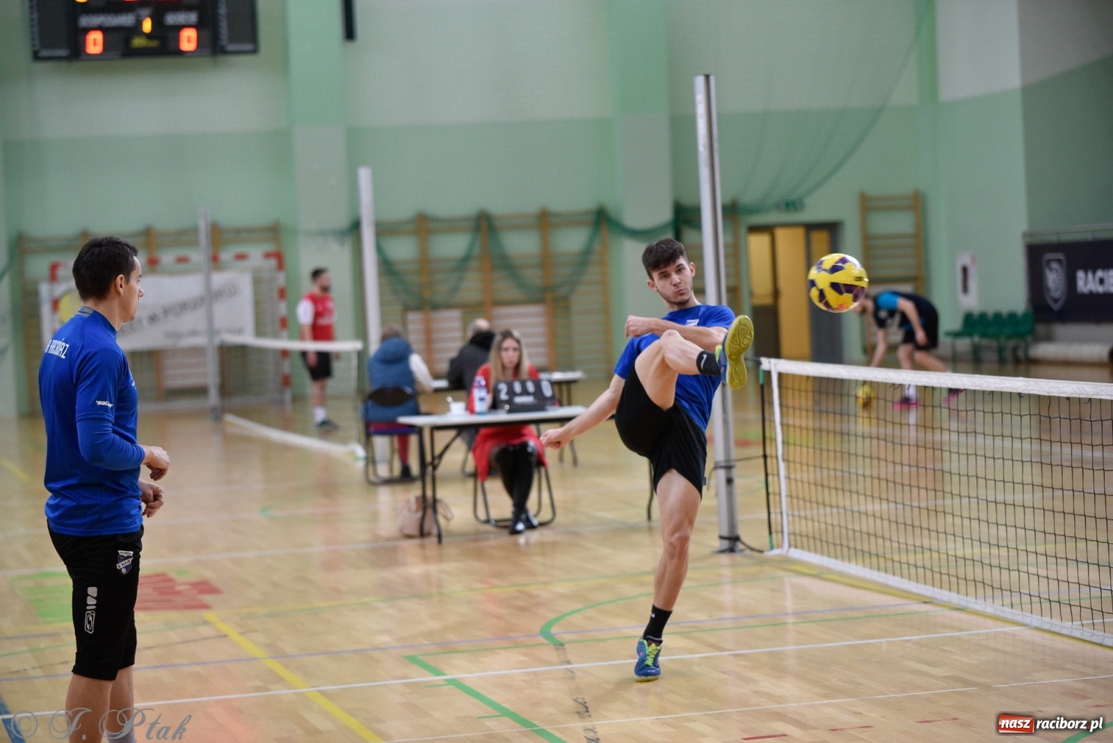 Zdjęcie w galerii na portalu naszraciborz.pl: Turniej siatkonogi w Arenie Rafako [FOTO] wiadomości z regionu