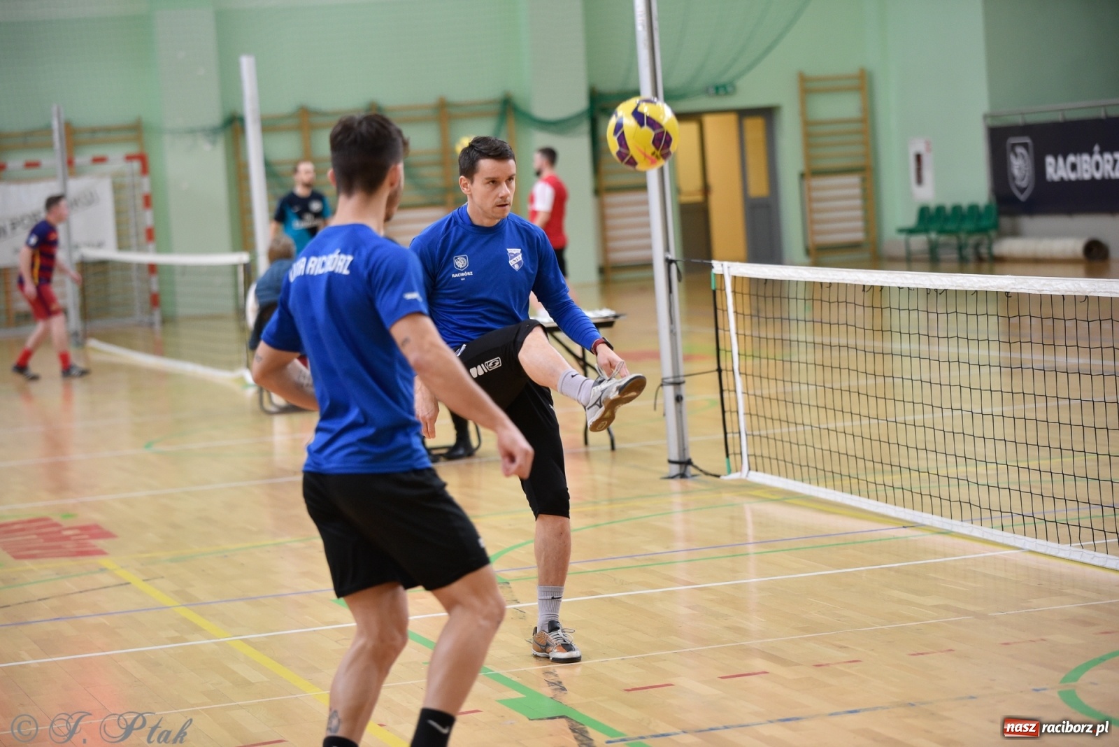 Zdjęcie w galerii na portalu naszraciborz.pl: Turniej siatkonogi w Arenie Rafako [FOTO] wiadomości z regionu
