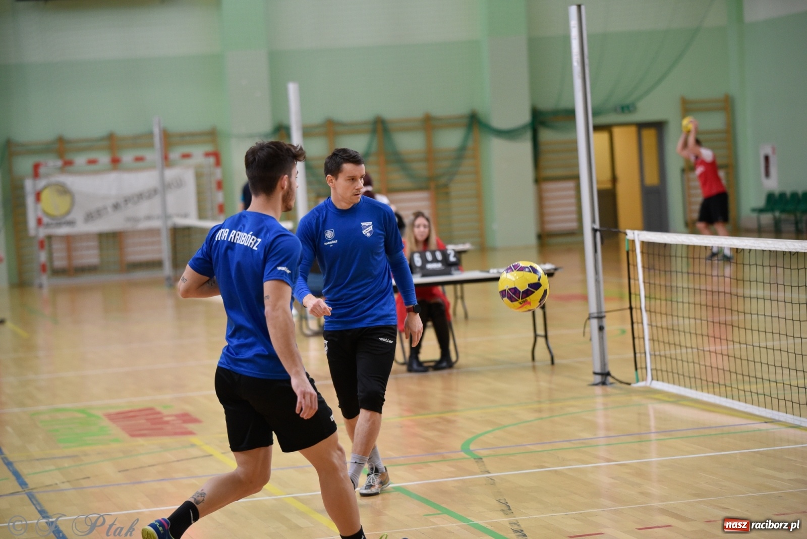 Zdjęcie w galerii na portalu naszraciborz.pl: Turniej siatkonogi w Arenie Rafako [FOTO] wiadomości z regionu
