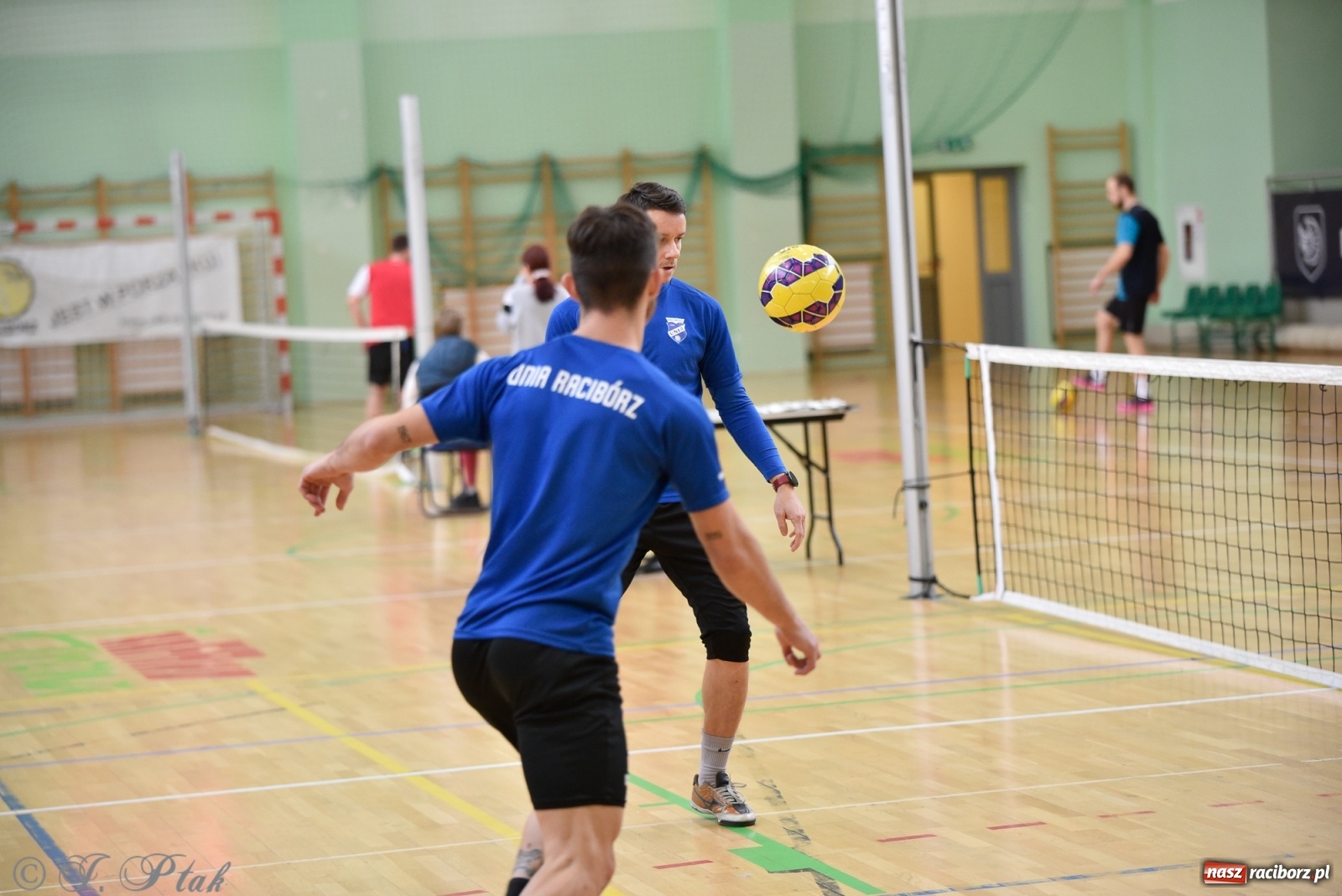 Zdjęcie w galerii na portalu naszraciborz.pl: Turniej siatkonogi w Arenie Rafako [FOTO] wiadomości z regionu