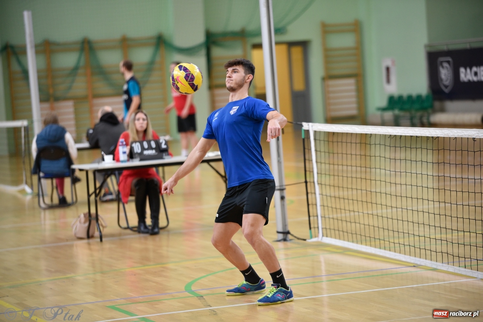 Zdjęcie w galerii na portalu naszraciborz.pl: Turniej siatkonogi w Arenie Rafako [FOTO] wiadomości z regionu