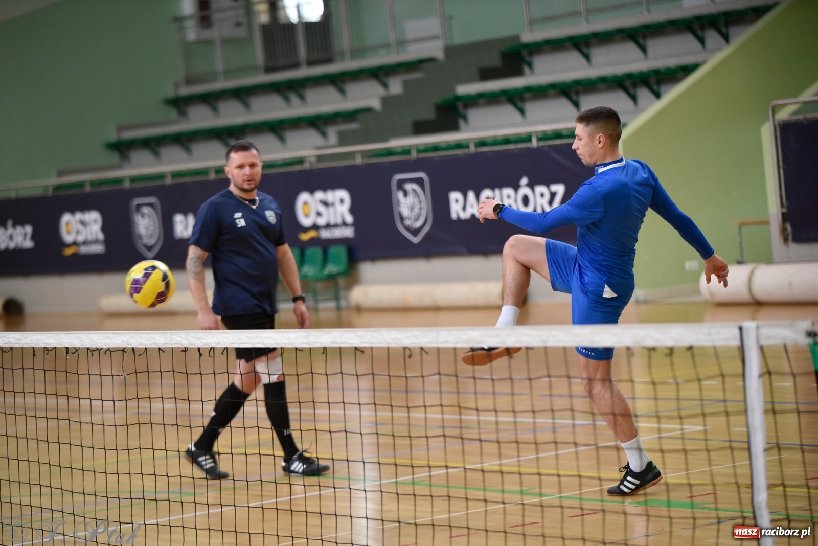 Zdjęcie w galerii na portalu naszraciborz.pl: Turniej siatkonogi w Arenie Rafako [FOTO] wiadomości z regionu
