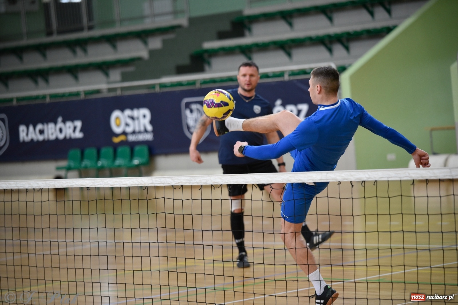 Zdjęcie w galerii na portalu naszraciborz.pl: Turniej siatkonogi w Arenie Rafako [FOTO] wiadomości z regionu