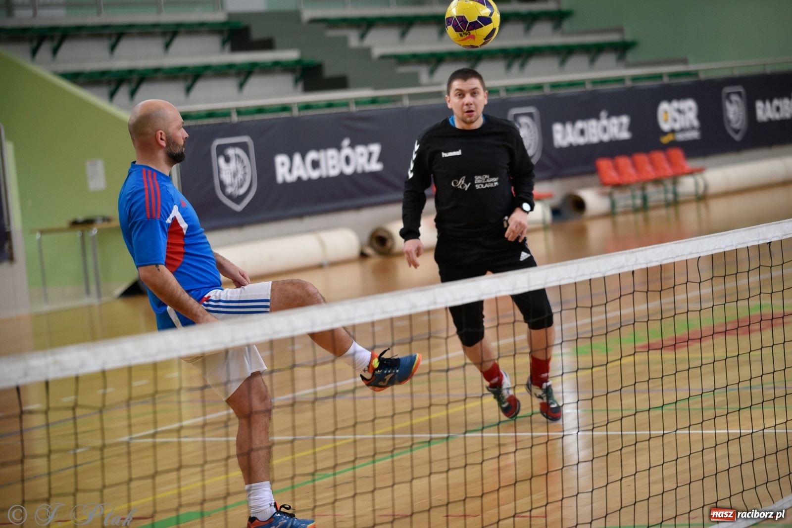 Zdjęcie w galerii na portalu naszraciborz.pl: Turniej siatkonogi w Arenie Rafako [FOTO] wiadomości z regionu