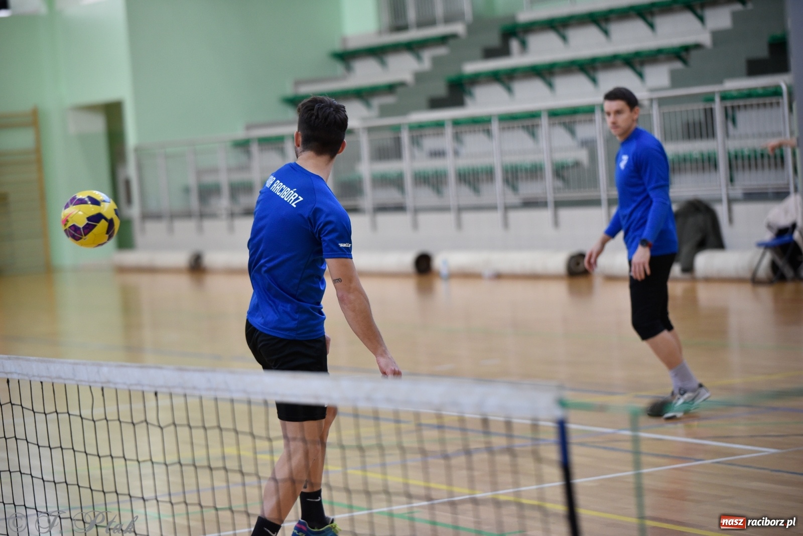 Zdjęcie w galerii na portalu naszraciborz.pl: Turniej siatkonogi w Arenie Rafako [FOTO] wiadomości z regionu