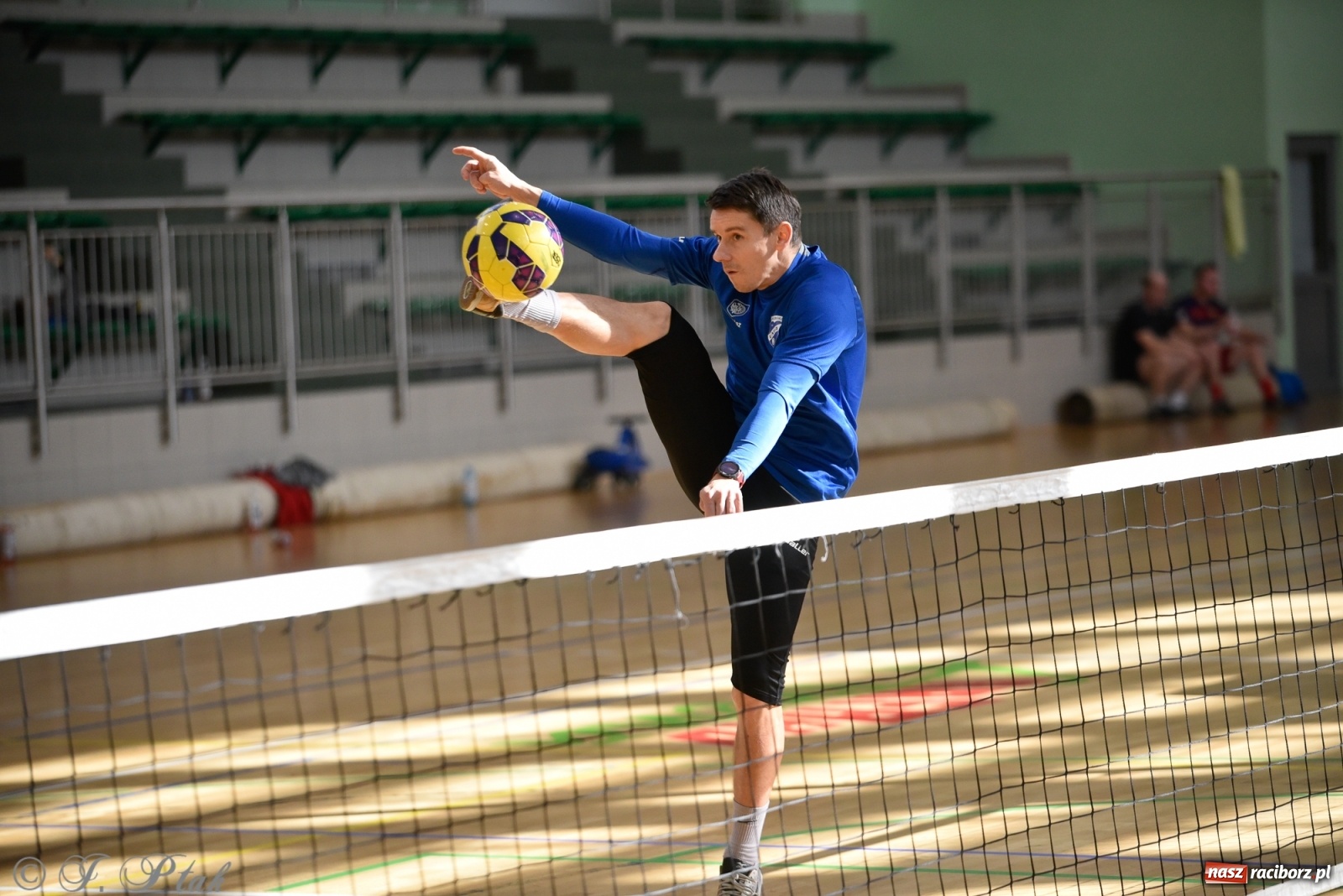 Zdjęcie w galerii na portalu naszraciborz.pl: Turniej siatkonogi w Arenie Rafako [FOTO] wiadomości z regionu