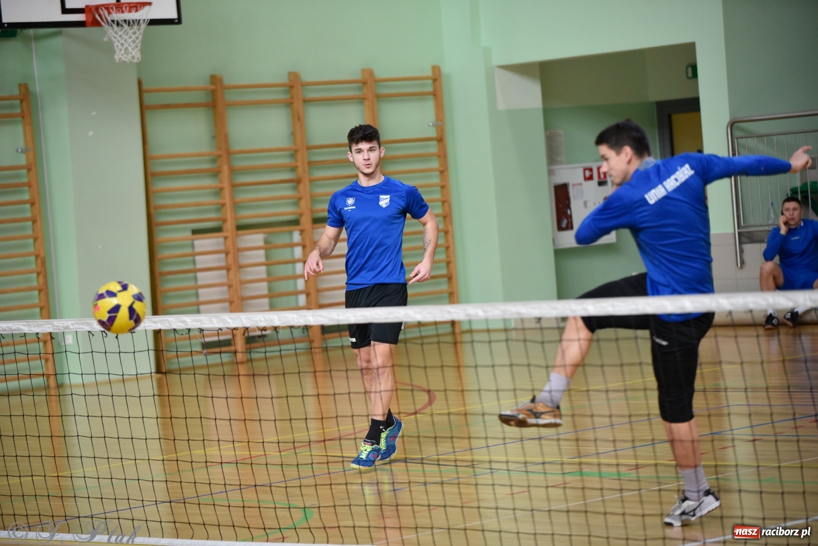 Zdjęcie w galerii na portalu naszraciborz.pl: Turniej siatkonogi w Arenie Rafako [FOTO] wiadomości z regionu