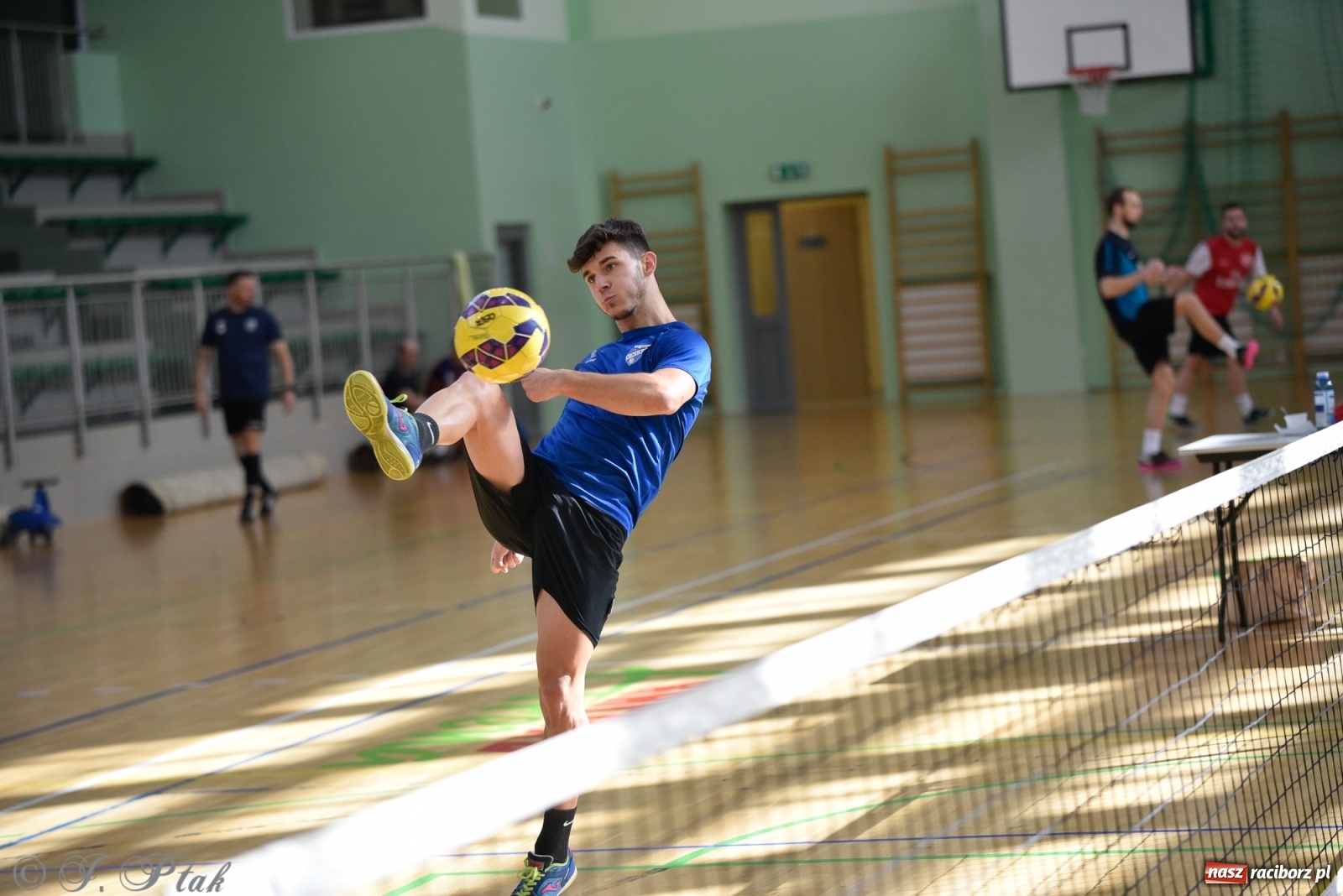 Zdjęcie w galerii na portalu naszraciborz.pl: Turniej siatkonogi w Arenie Rafako [FOTO] wiadomości z regionu